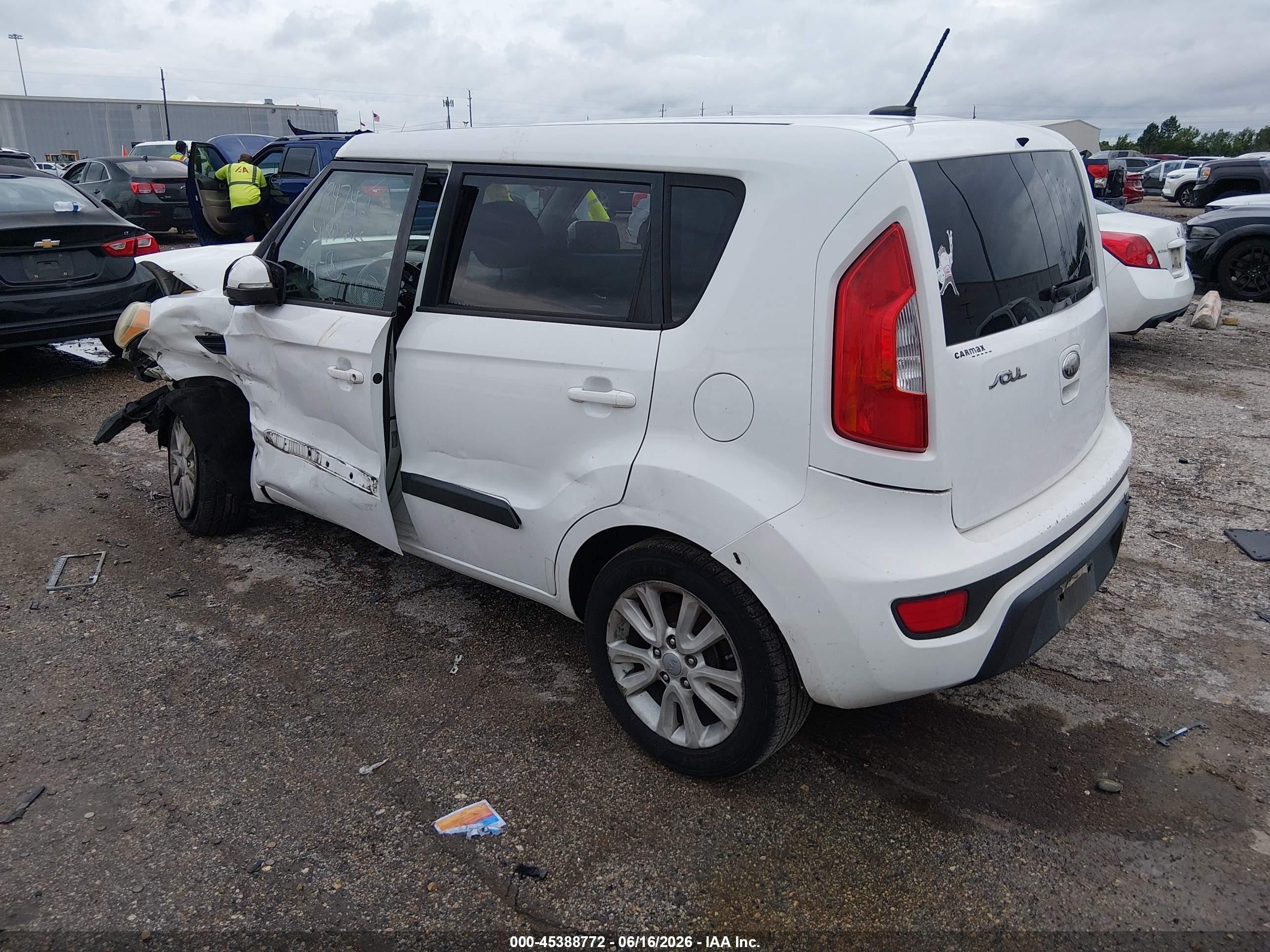 2013 Kia Soul + White vin: KNDJT2A64D7761346