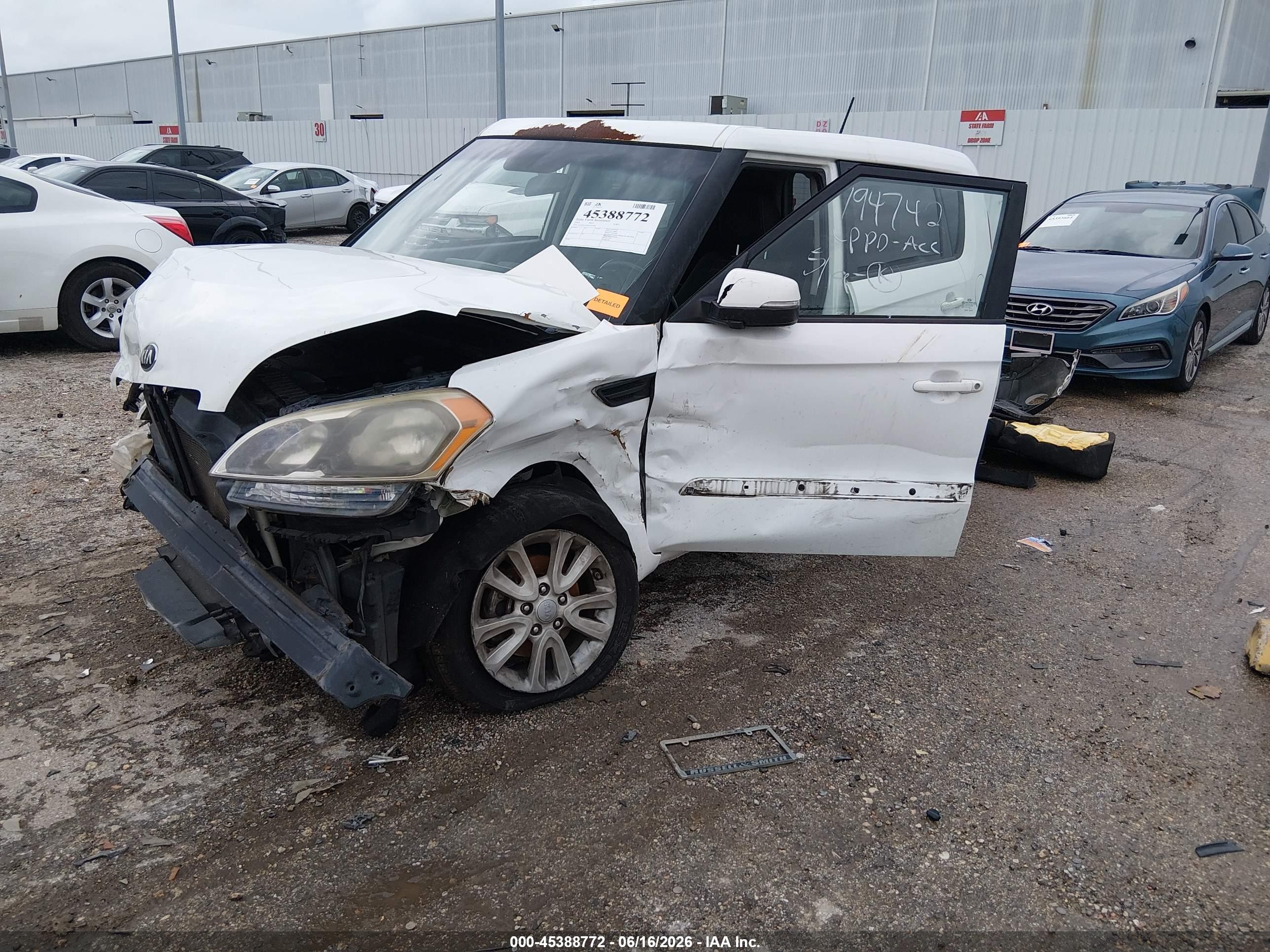 2013 Kia Soul + White vin: KNDJT2A64D7761346