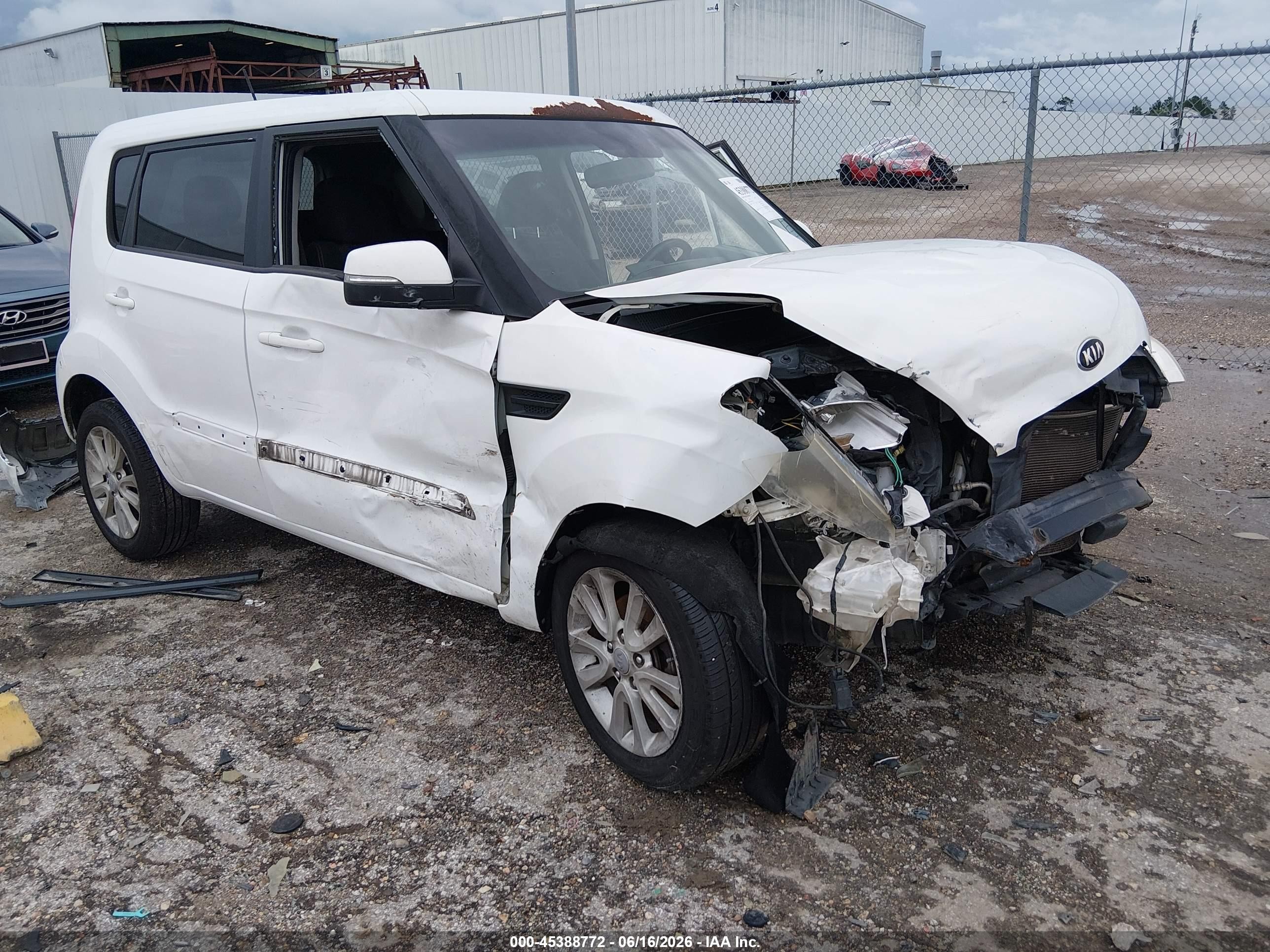 2013 Kia Soul + White vin: KNDJT2A64D7761346