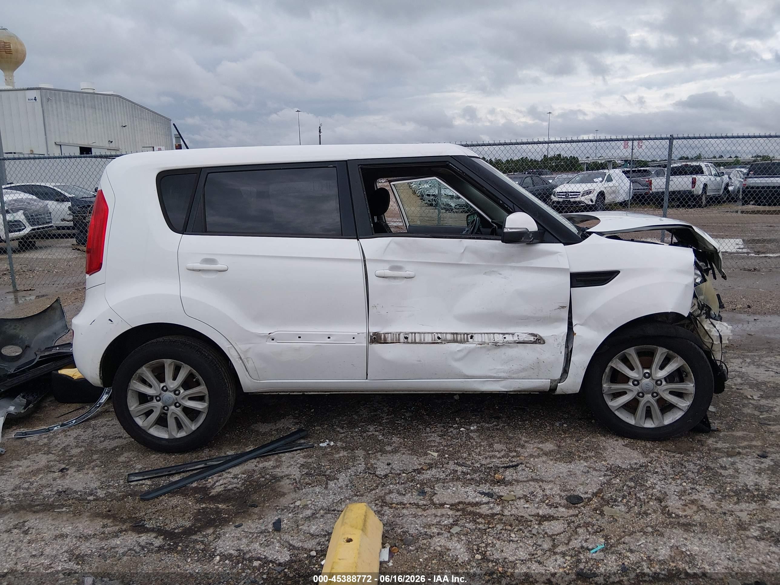 2013 Kia Soul + White vin: KNDJT2A64D7761346
