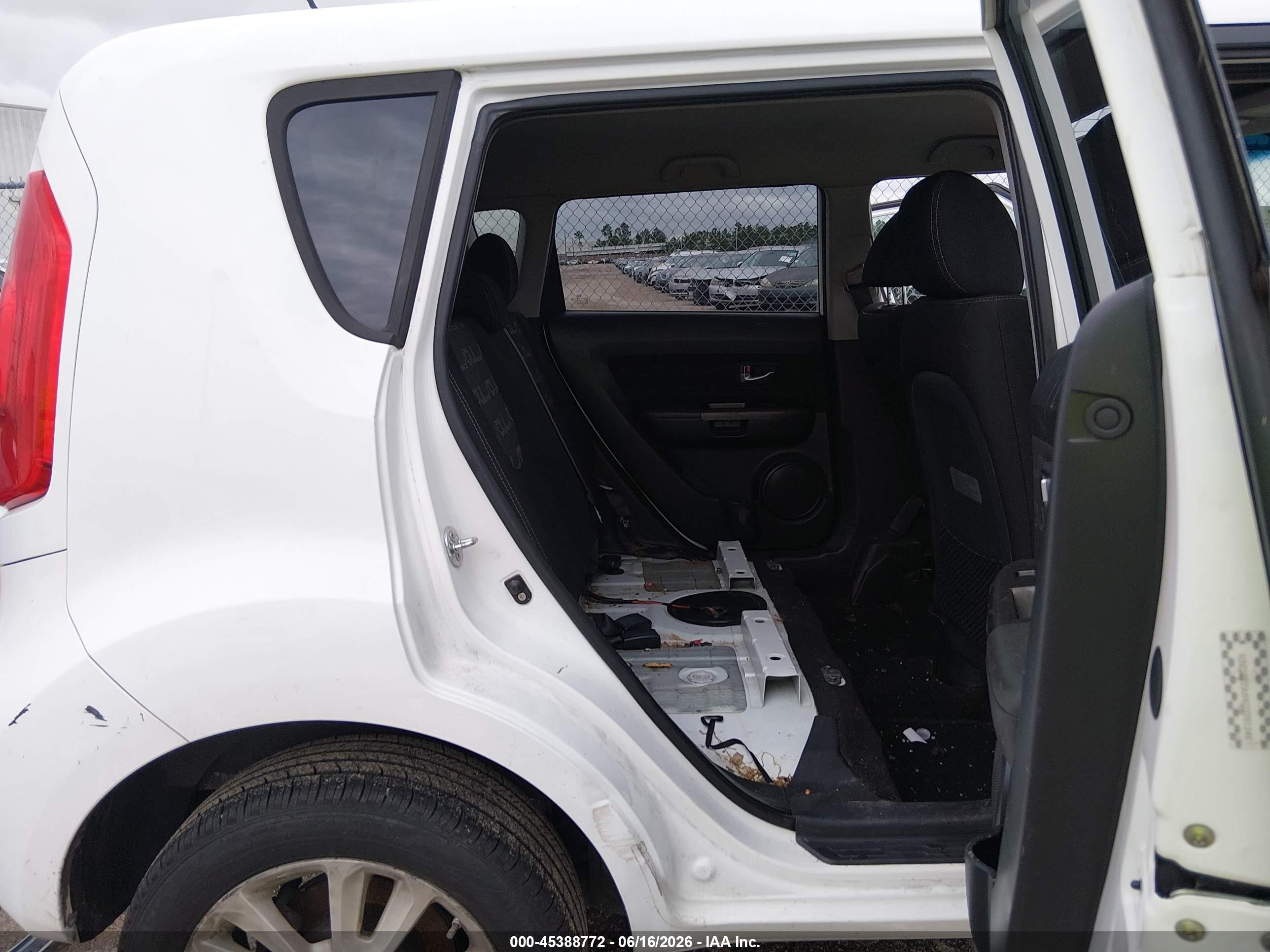 2013 Kia Soul + White vin: KNDJT2A64D7761346