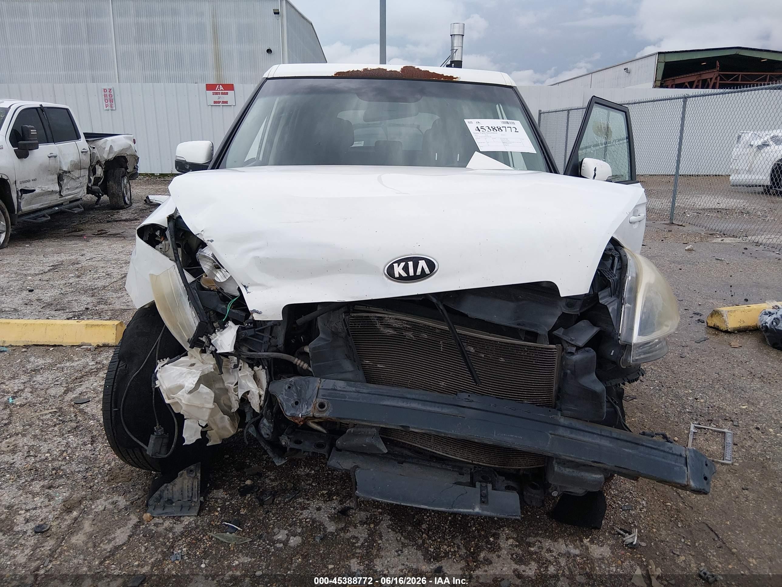 2013 Kia Soul + White vin: KNDJT2A64D7761346