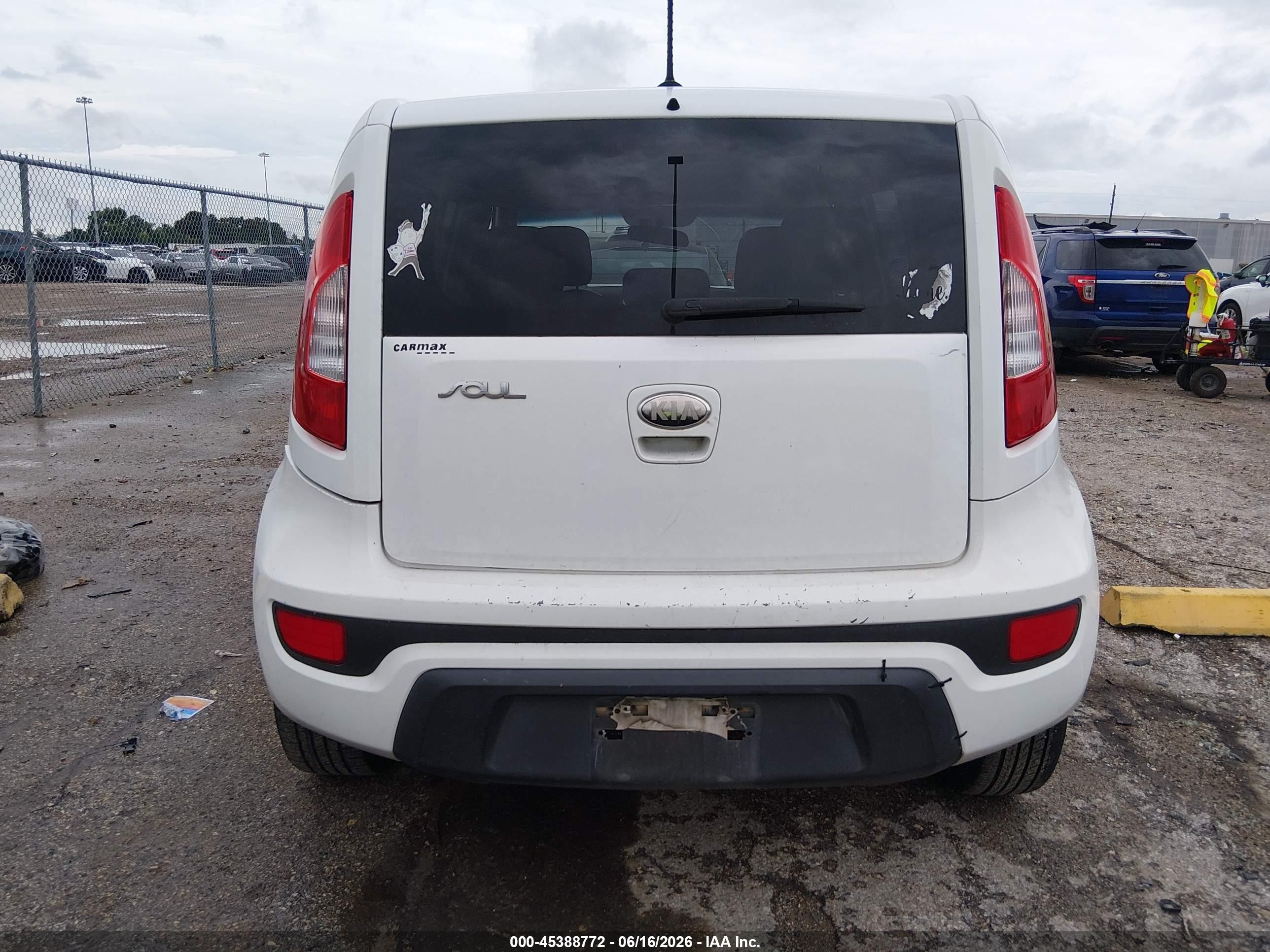 2013 Kia Soul + White vin: KNDJT2A64D7761346