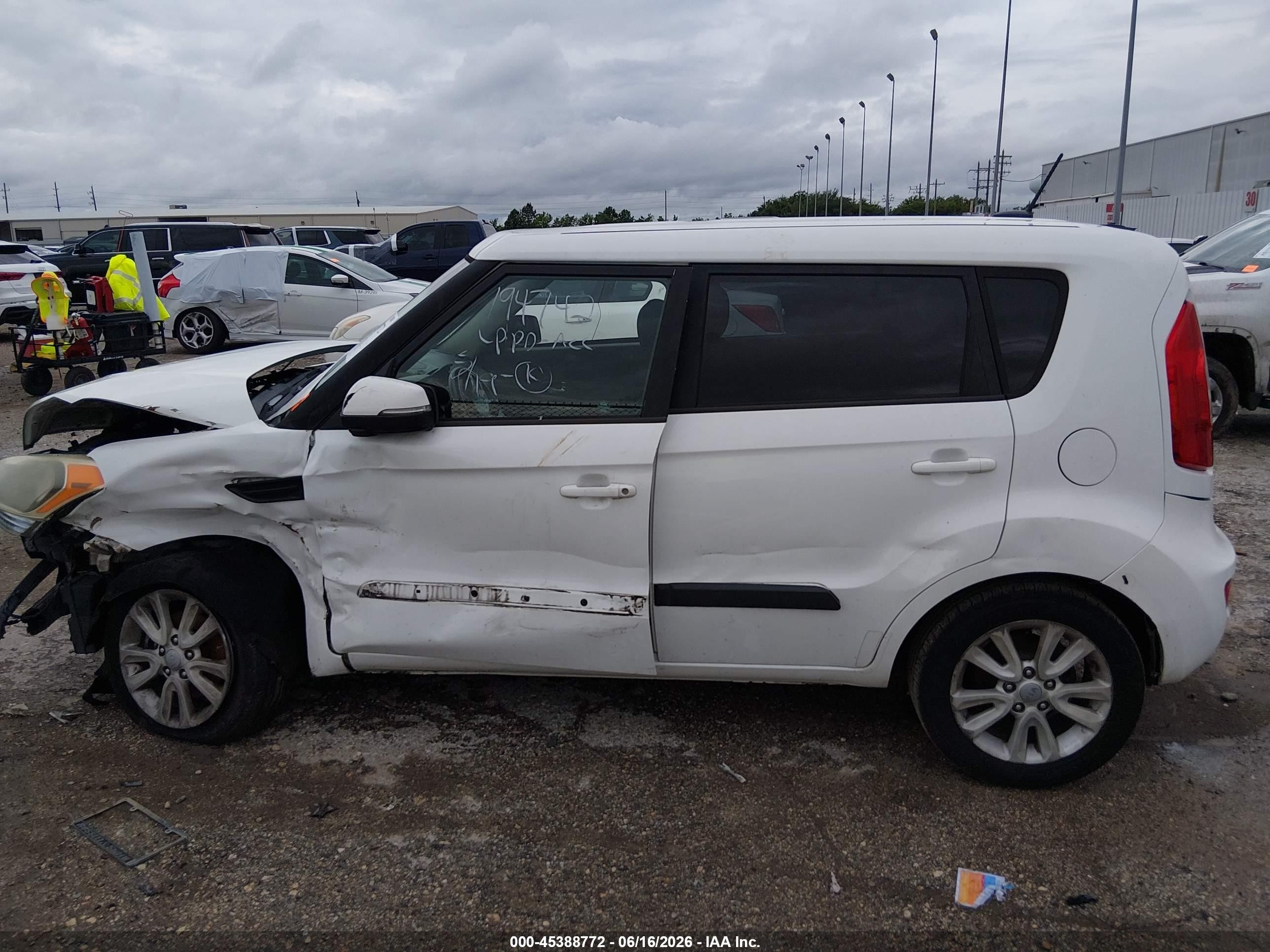 2013 Kia Soul + White vin: KNDJT2A64D7761346