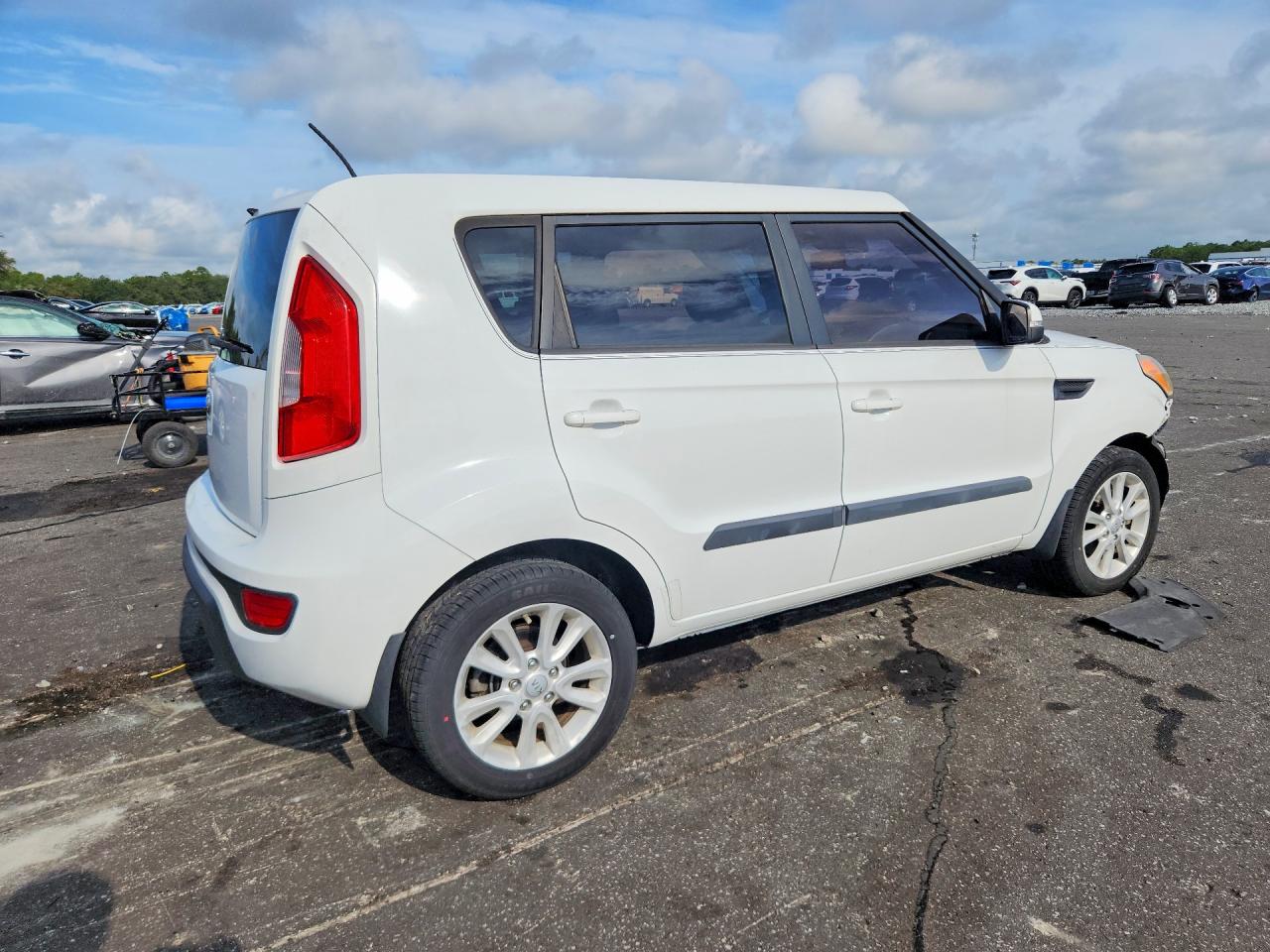 2013 Kia Soul + White vin: KNDJT2A64D7776980