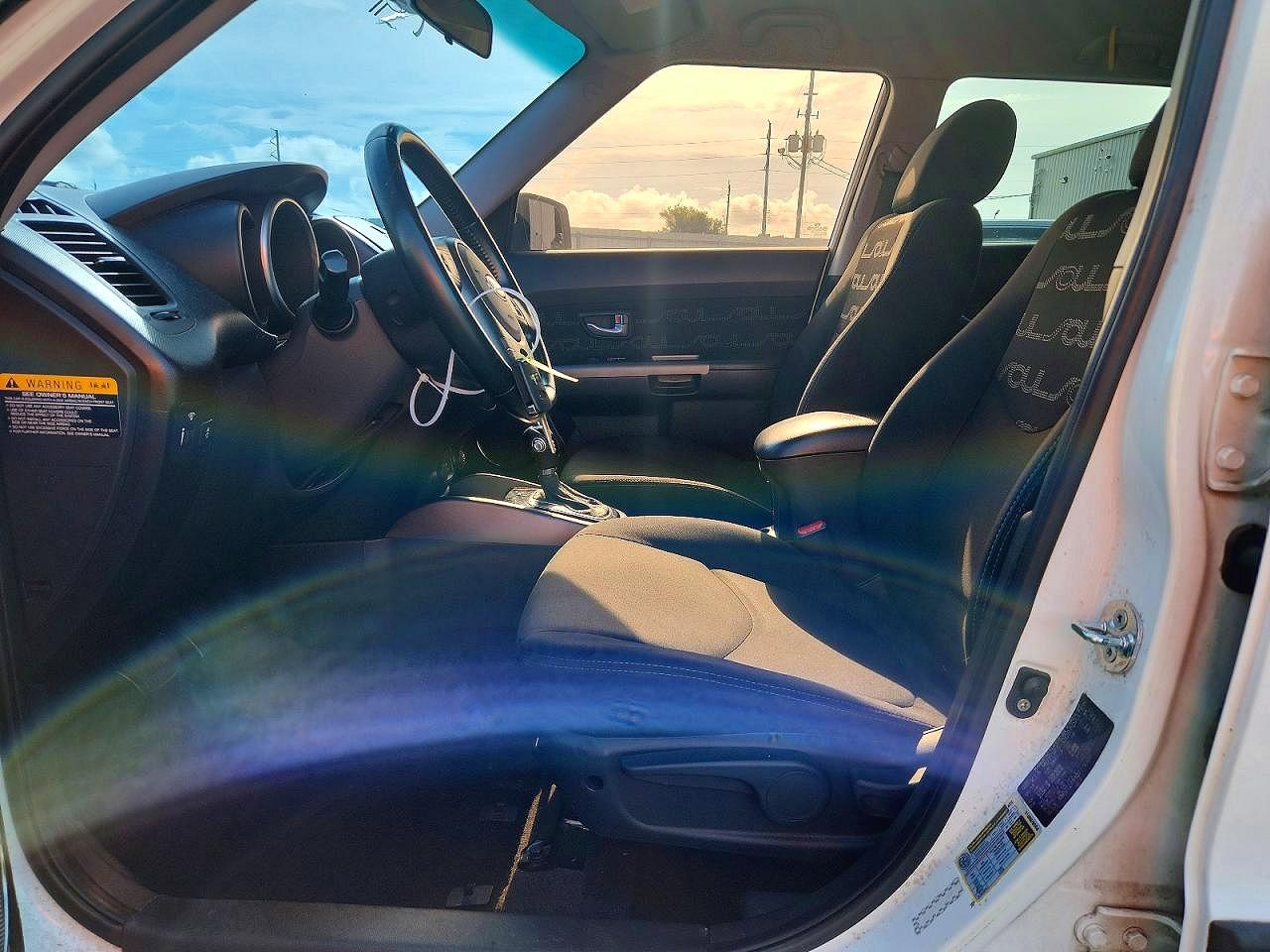 2013 Kia Soul + White vin: KNDJT2A64D7776980