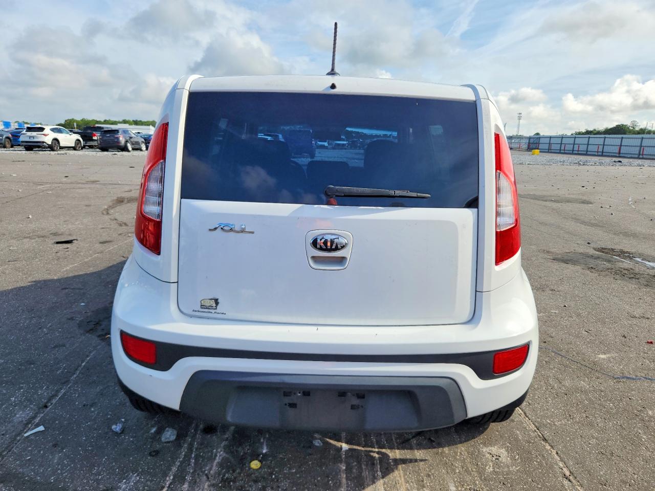 2013 Kia Soul + White vin: KNDJT2A64D7776980