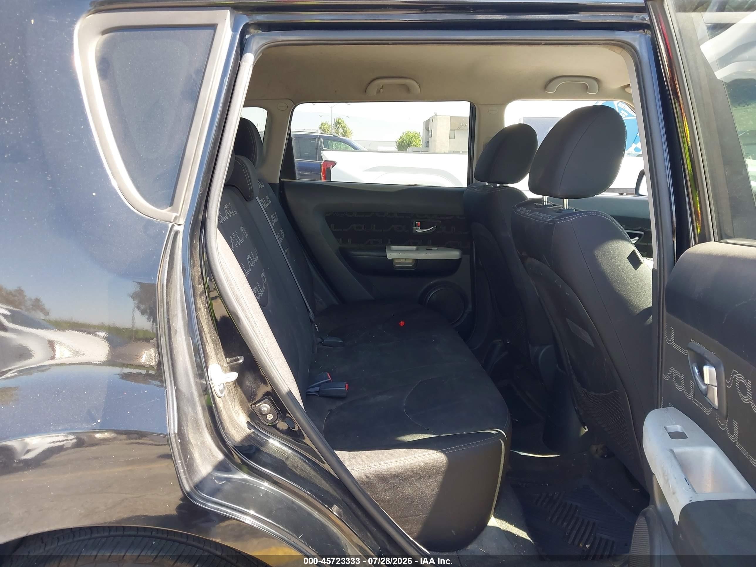 2012 Kia Soul + Black vin: KNDJT2A65C7360483
