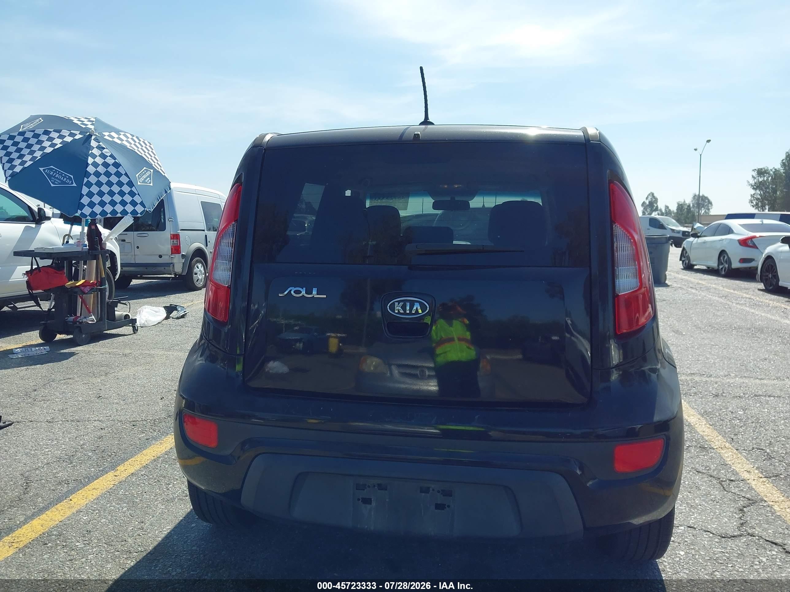 2012 Kia Soul + Black vin: KNDJT2A65C7360483