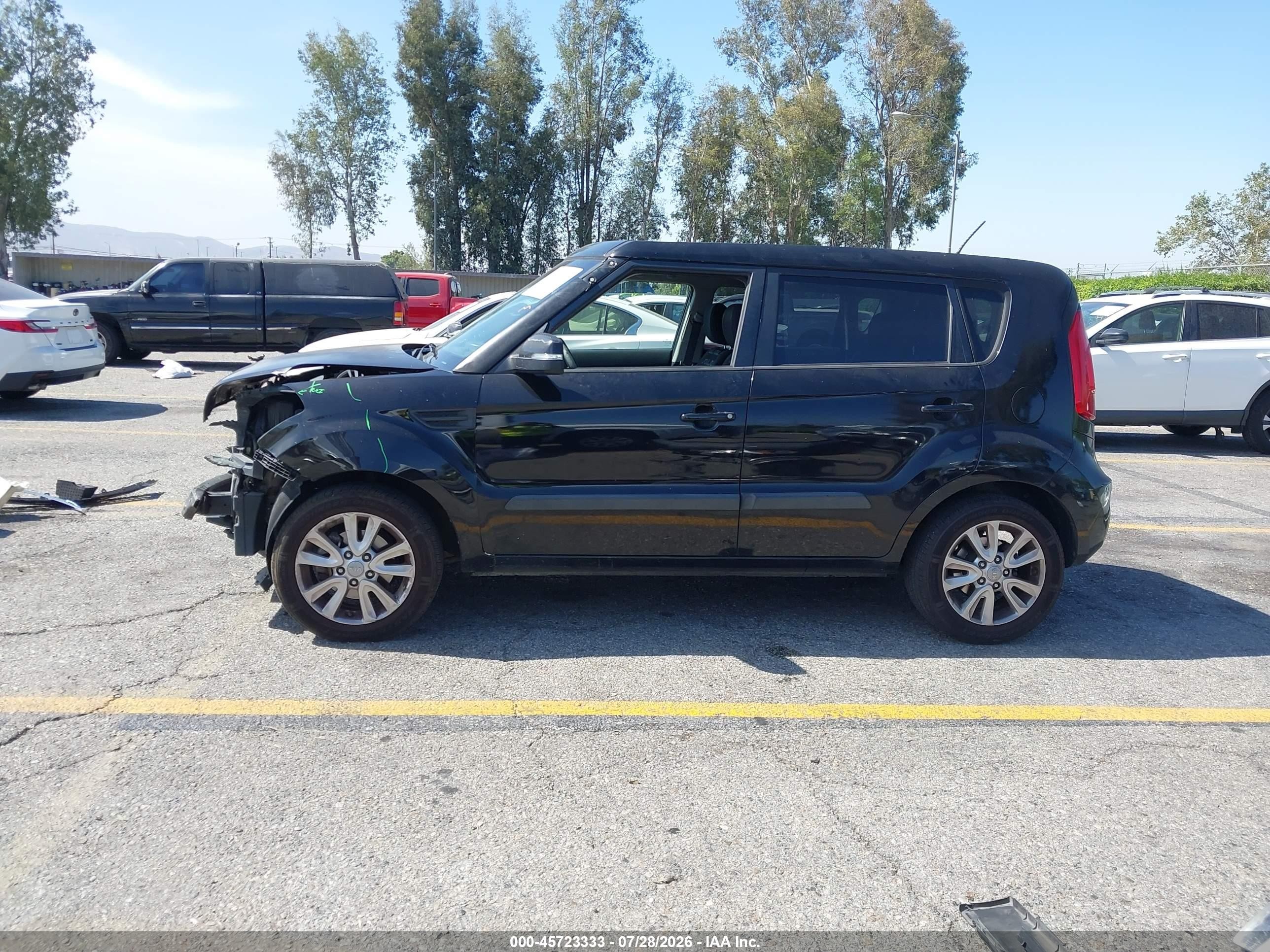 2012 Kia Soul + Black vin: KNDJT2A65C7360483