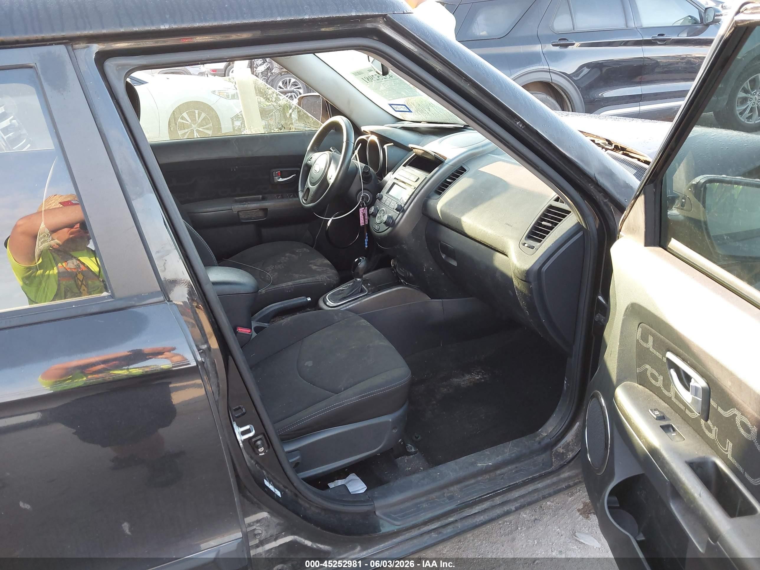 2012 Kia Soul + Black vin: KNDJT2A65C7747096