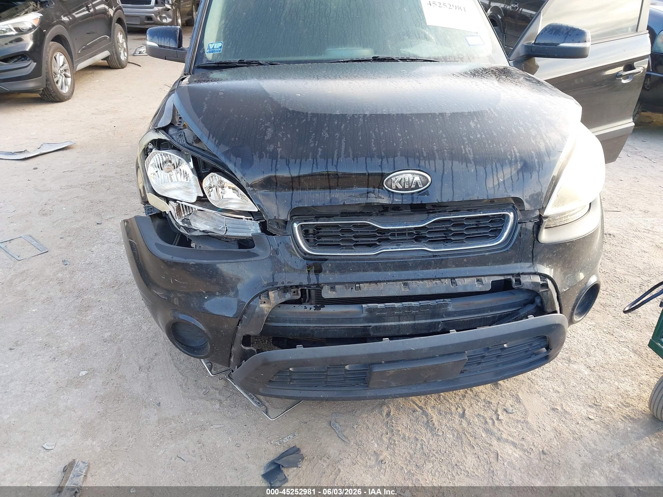 2012 Kia Soul + Black vin: KNDJT2A65C7747096