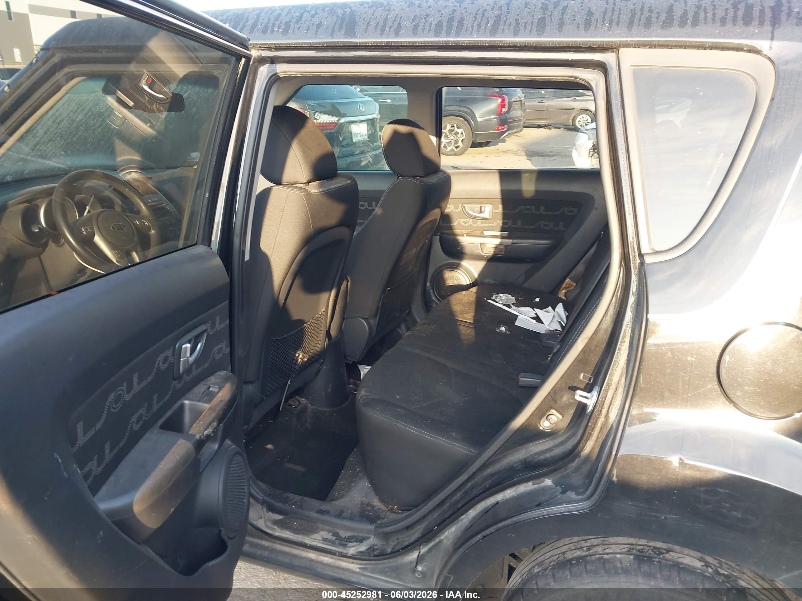 2012 Kia Soul + Black vin: KNDJT2A65C7747096