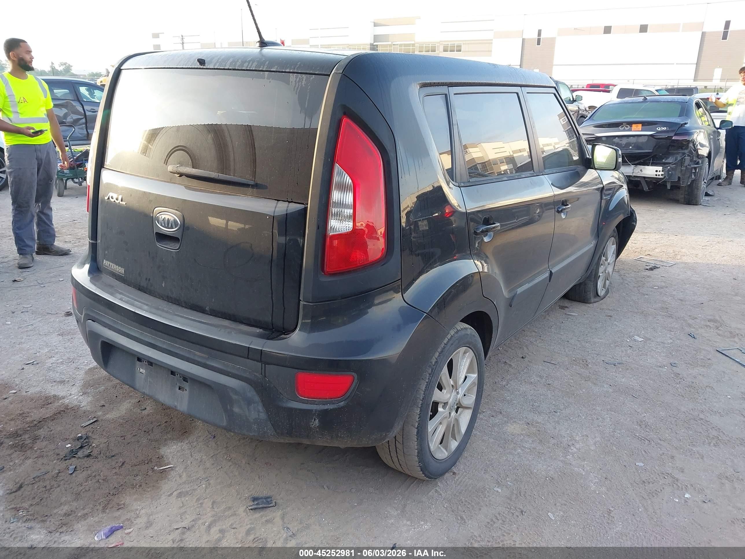 2012 Kia Soul + Black vin: KNDJT2A65C7747096