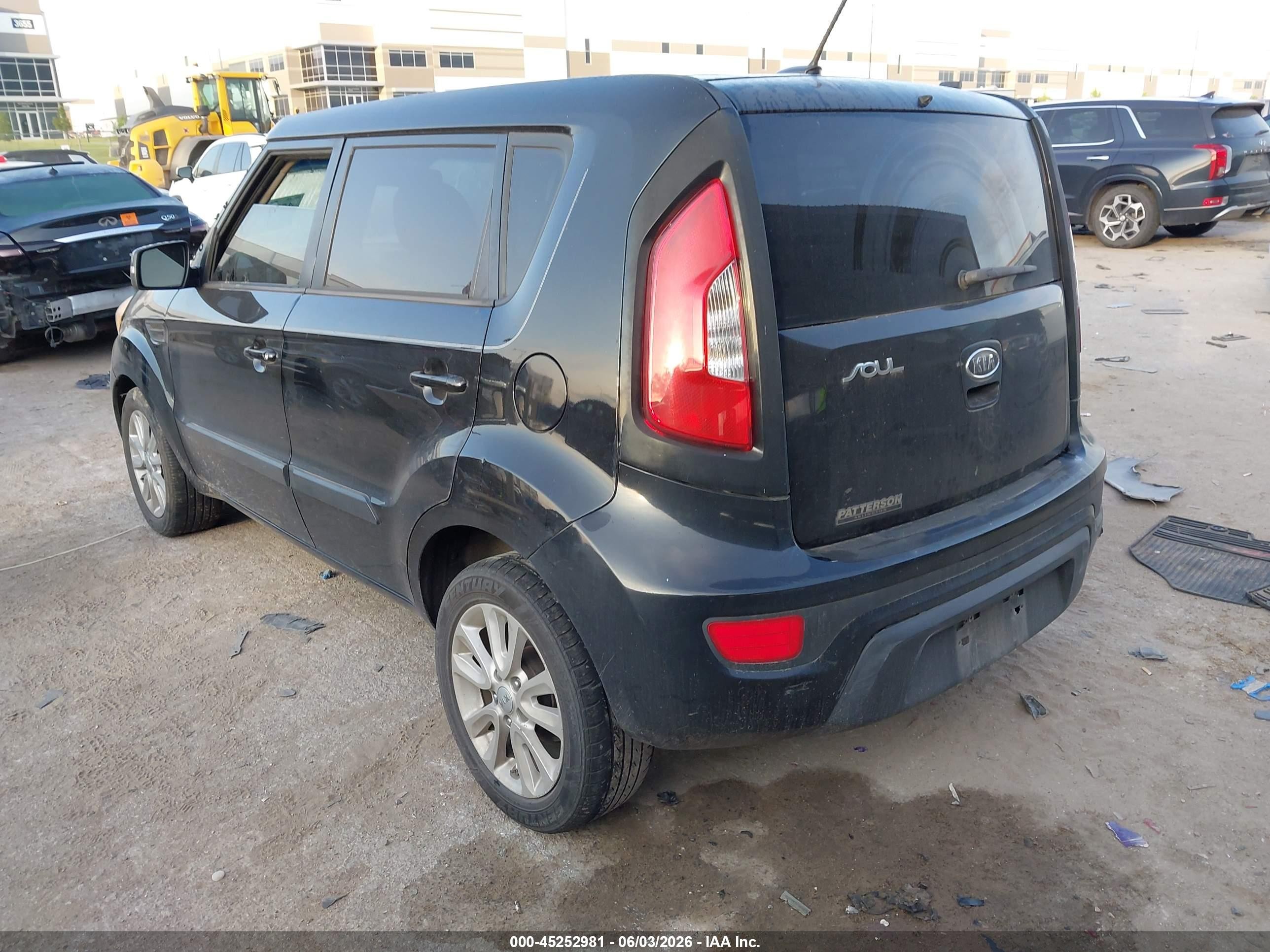 2012 Kia Soul + Black vin: KNDJT2A65C7747096