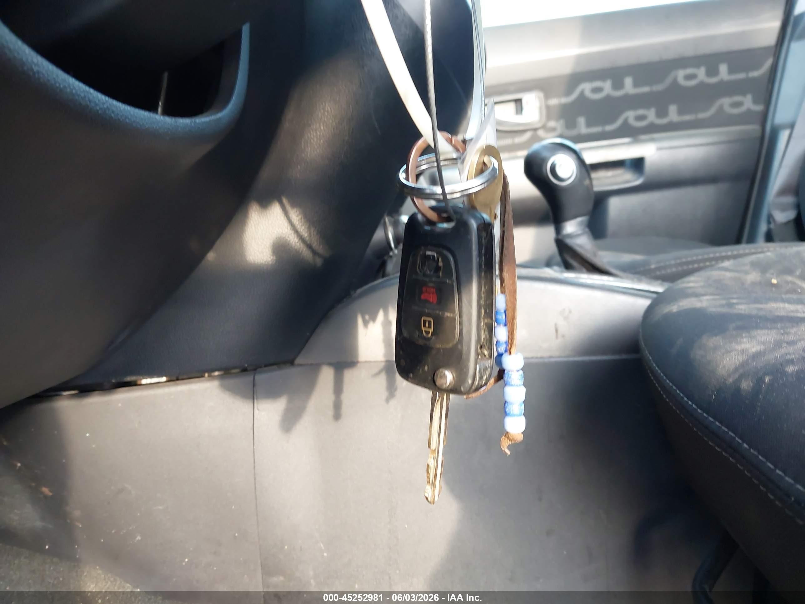 2012 Kia Soul + Black vin: KNDJT2A65C7747096