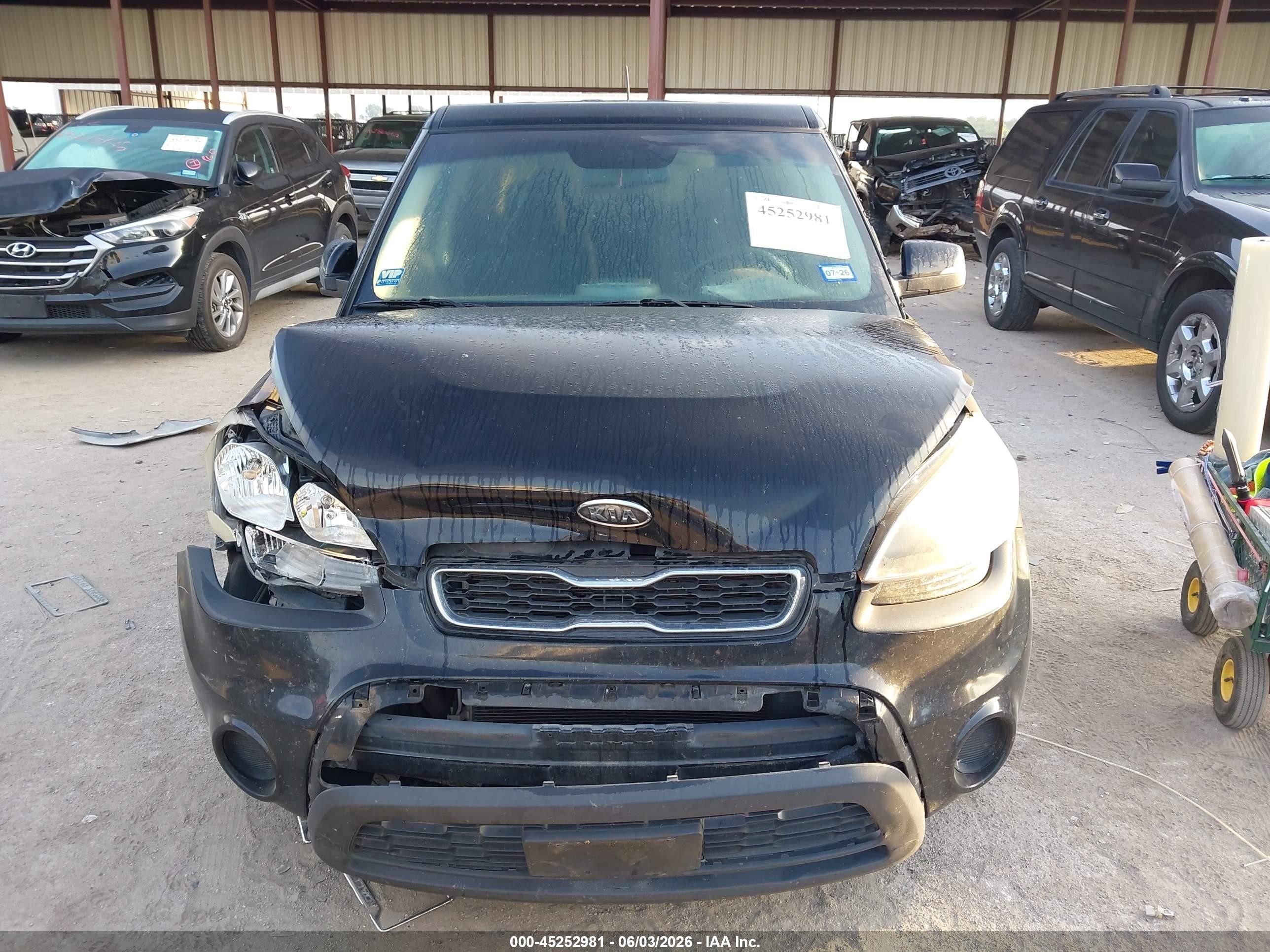 2012 Kia Soul + Black vin: KNDJT2A65C7747096
