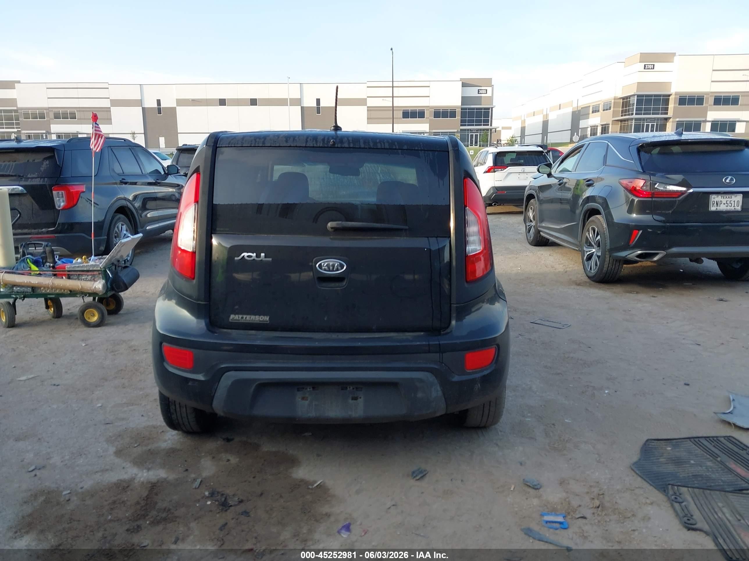 2012 Kia Soul + Black vin: KNDJT2A65C7747096