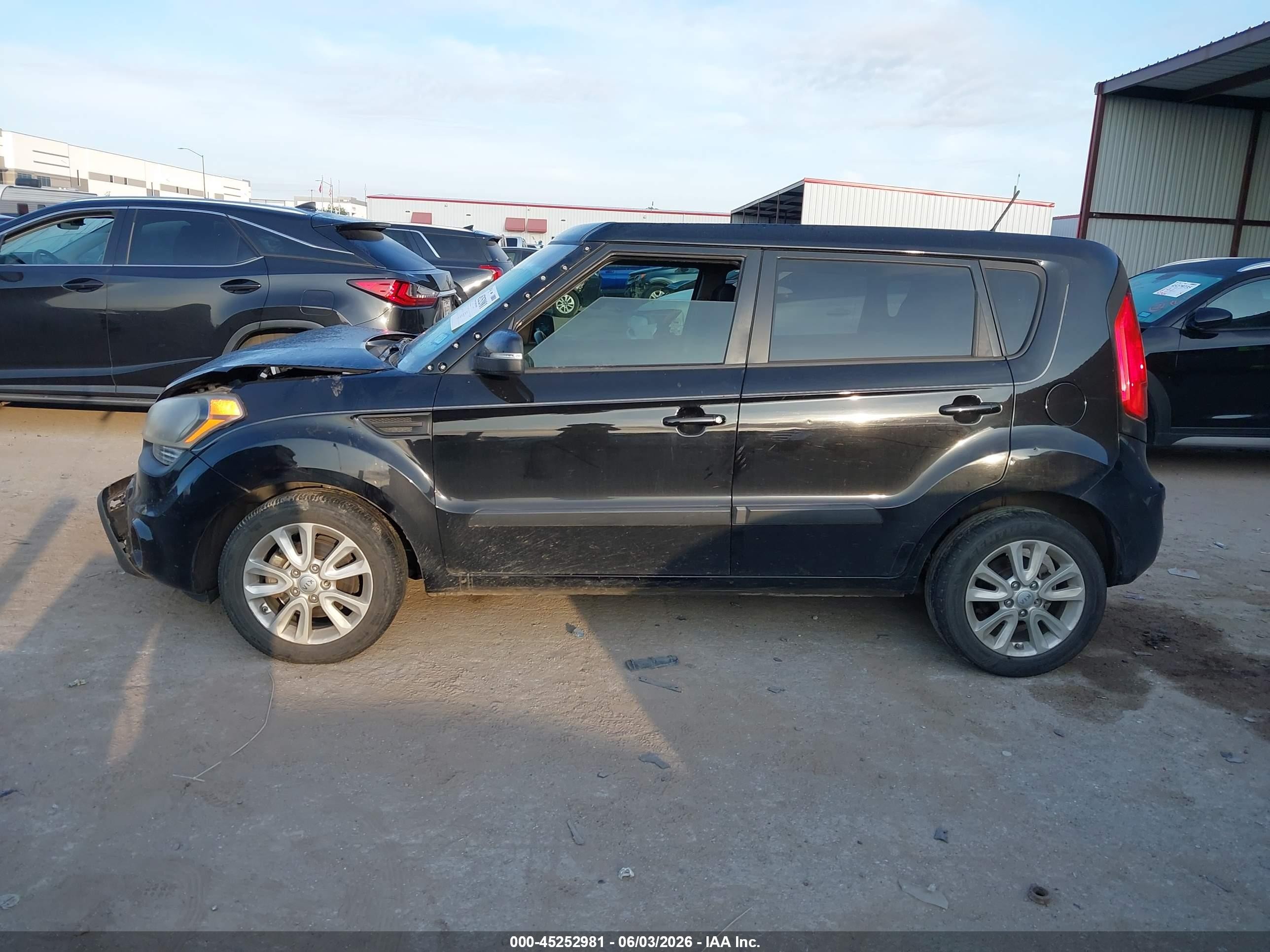 2012 Kia Soul + Black vin: KNDJT2A65C7747096