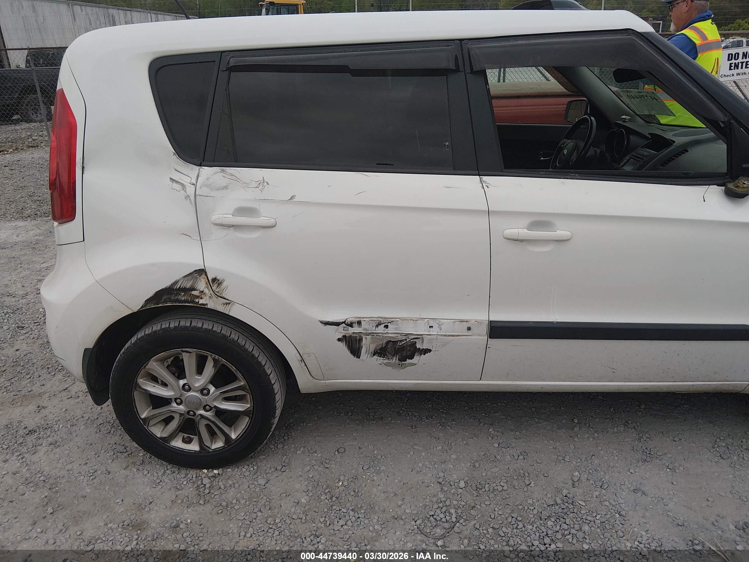 2013 Kia Soul + White vin: KNDJT2A65D7522405