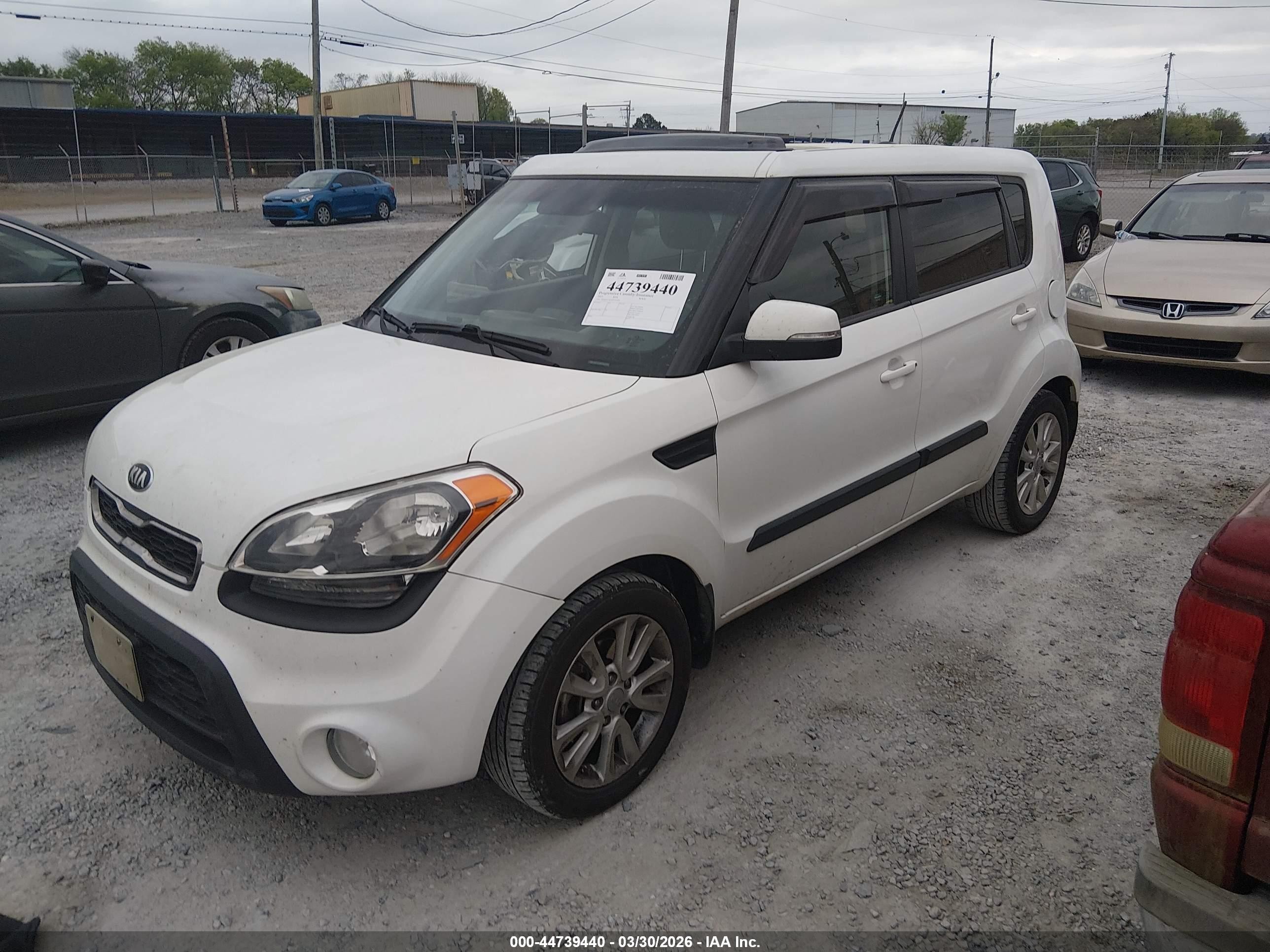 2013 Kia Soul + White vin: KNDJT2A65D7522405