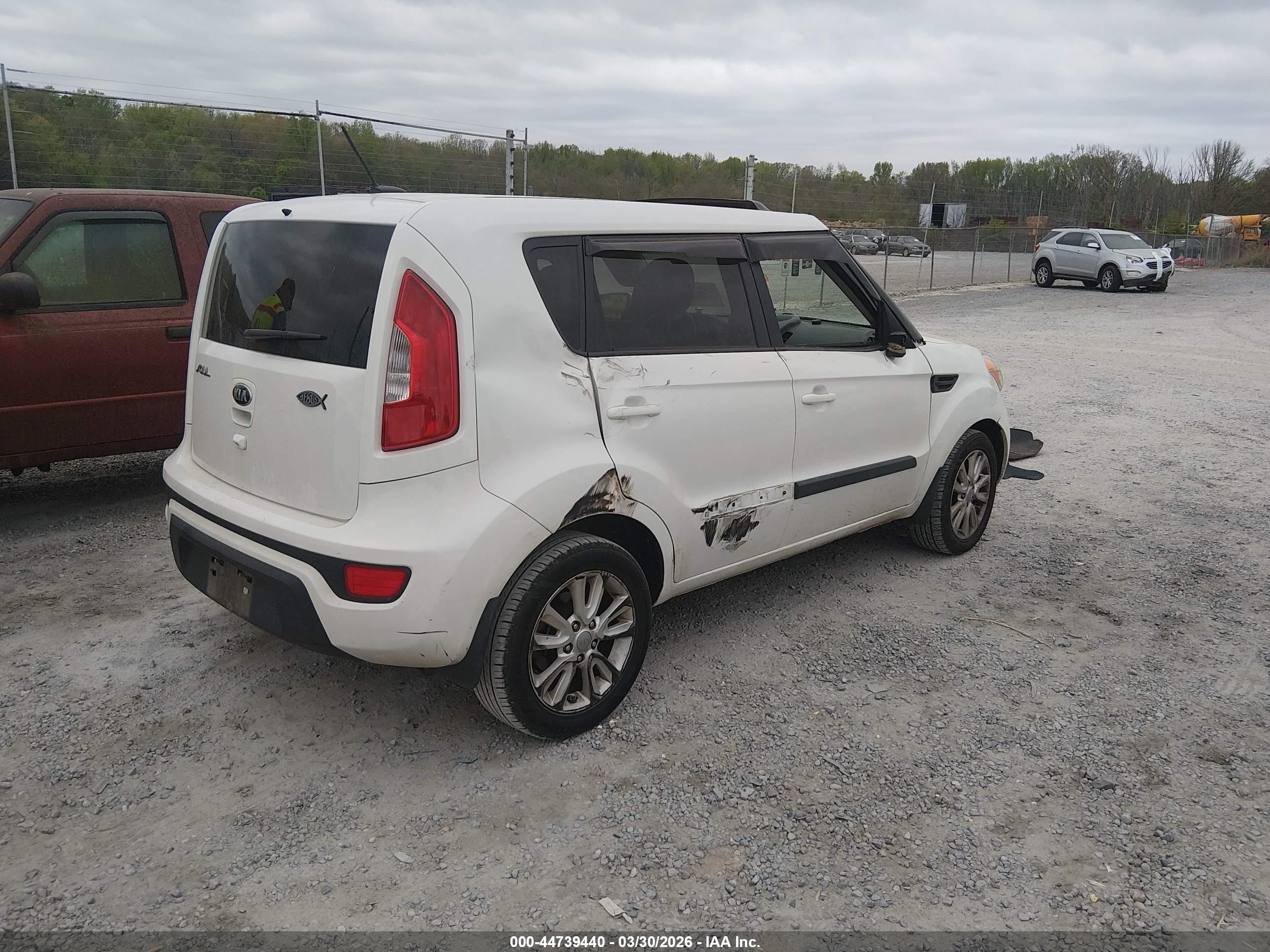 2013 Kia Soul + White vin: KNDJT2A65D7522405