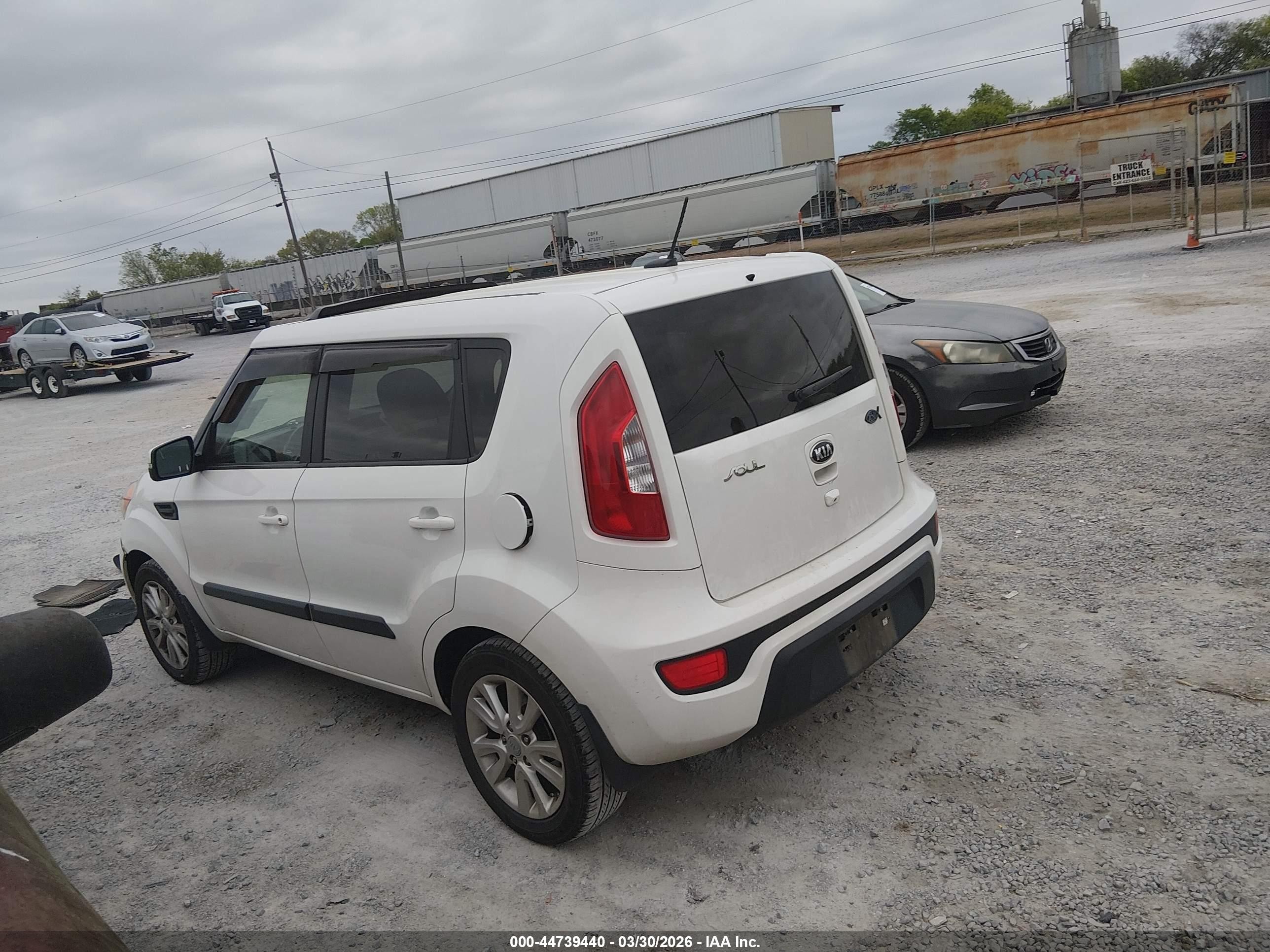 2013 Kia Soul + White vin: KNDJT2A65D7522405