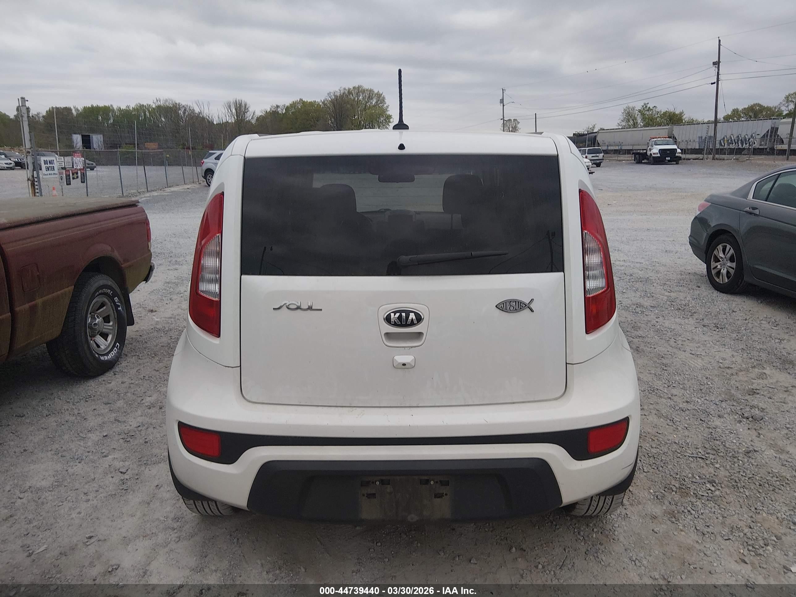 2013 Kia Soul + White vin: KNDJT2A65D7522405
