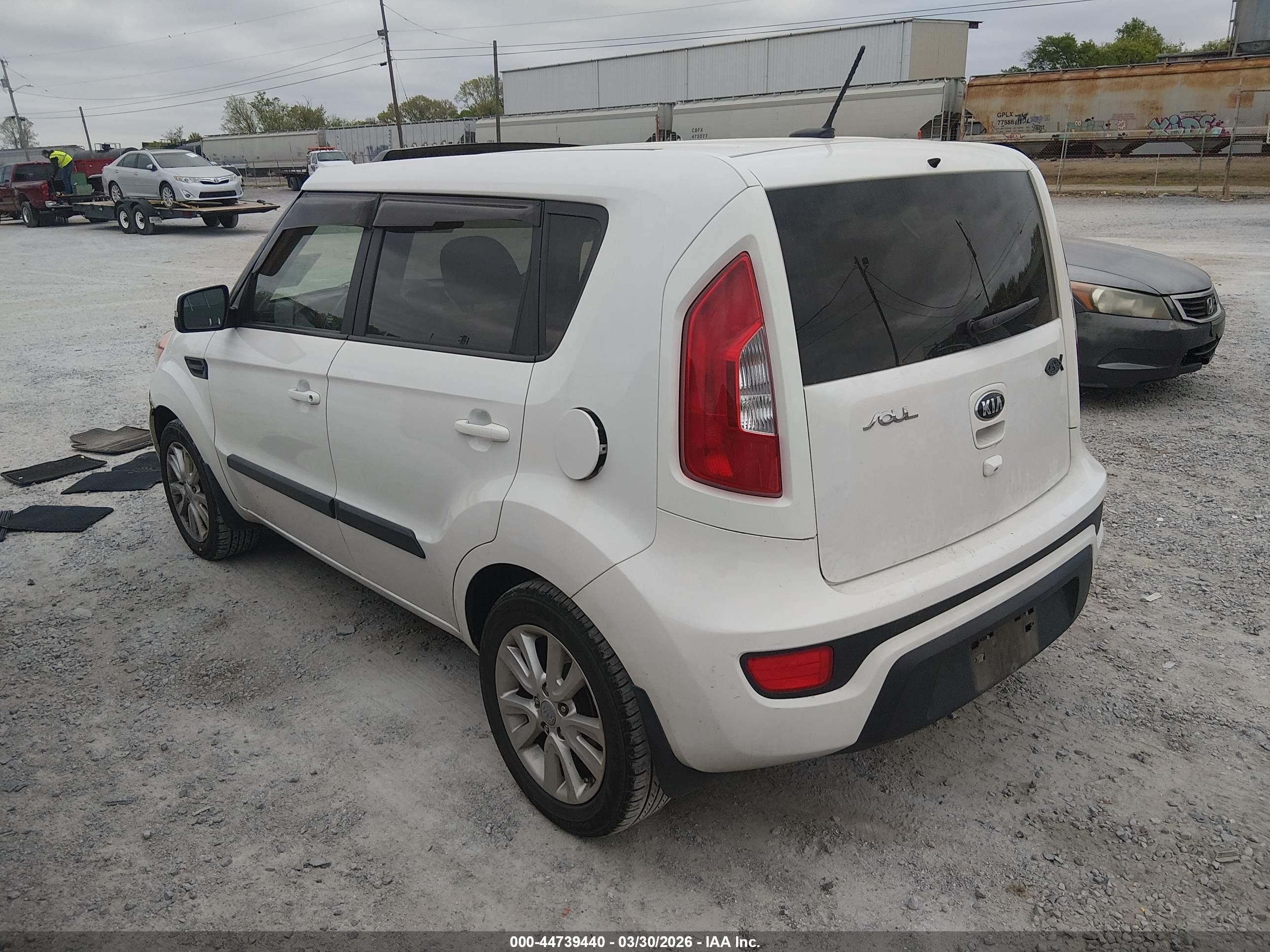 2013 Kia Soul + White vin: KNDJT2A65D7522405