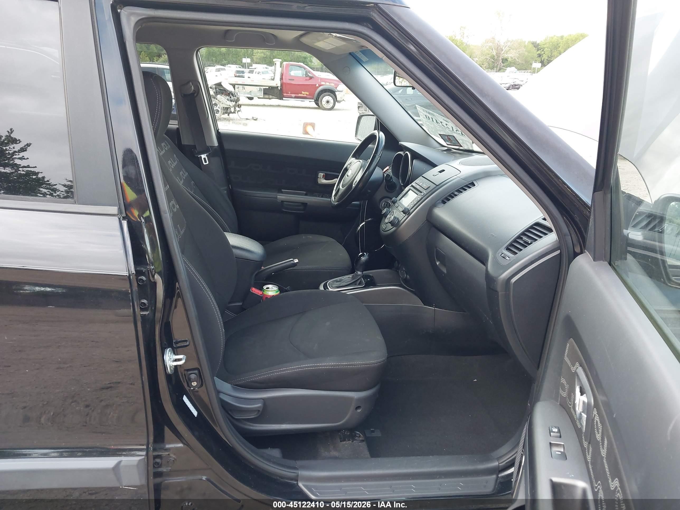 2013 Kia Soul + Black vin: KNDJT2A65D7545327