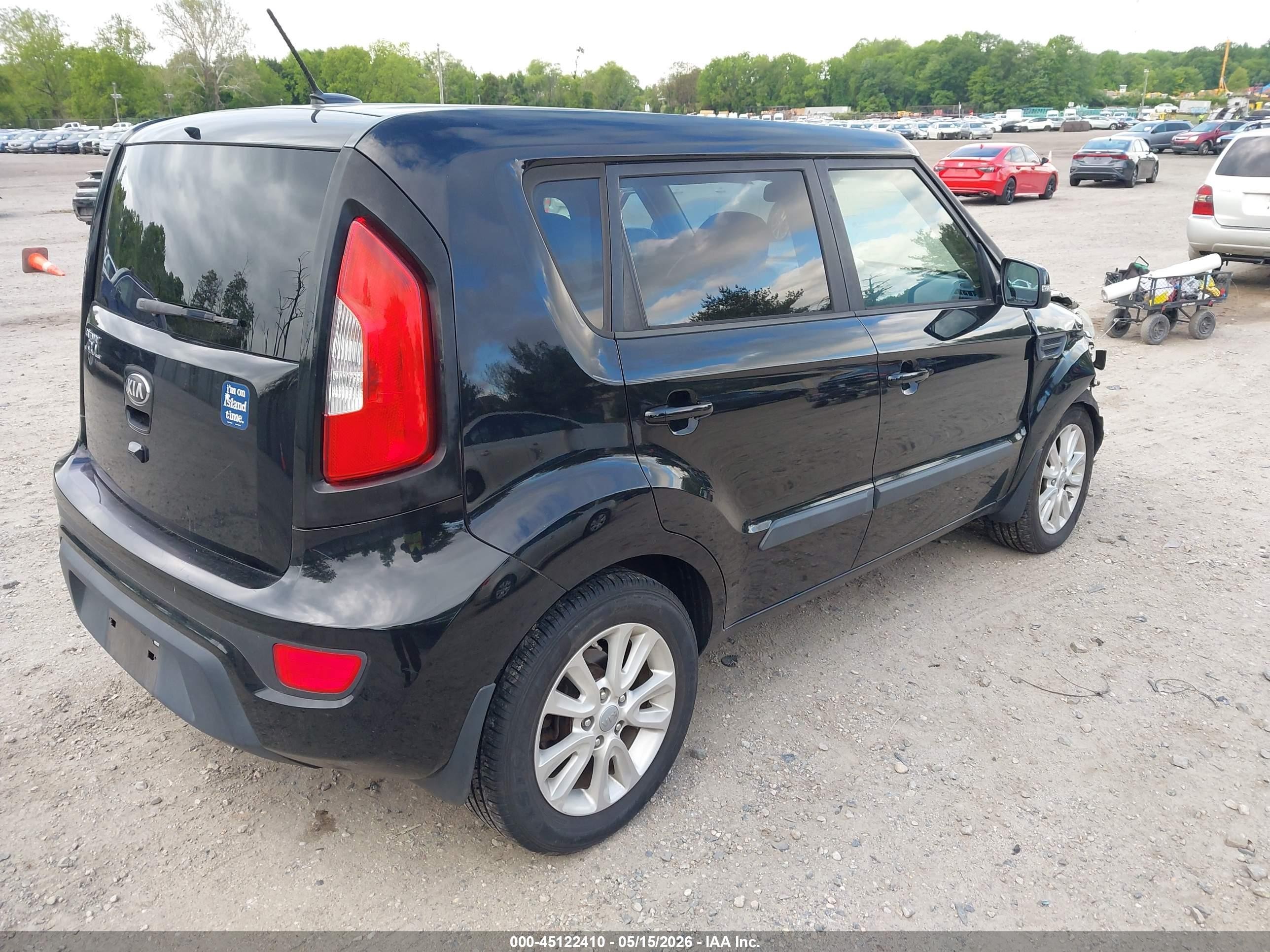 2013 Kia Soul + Black vin: KNDJT2A65D7545327