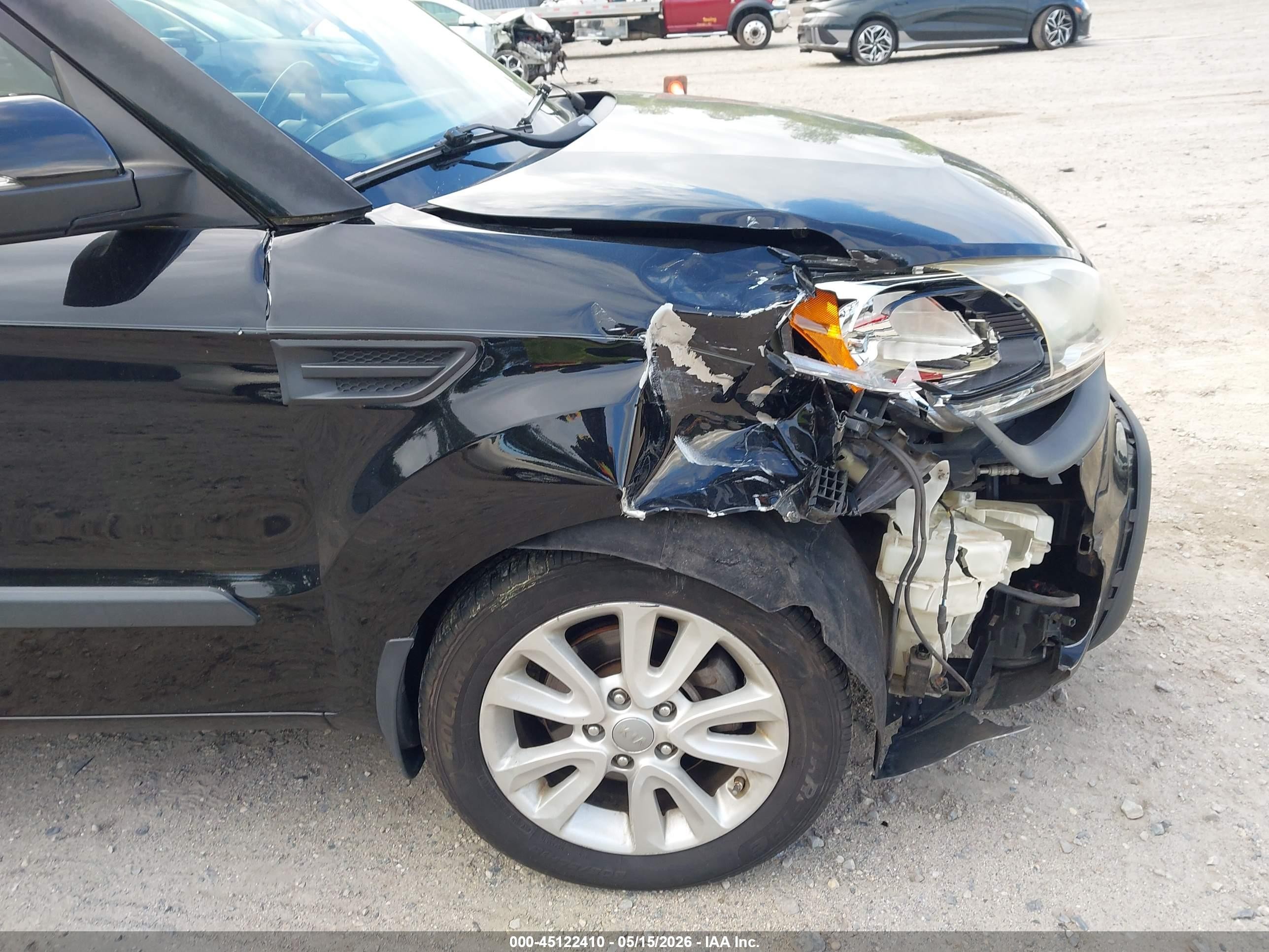 2013 Kia Soul + Black vin: KNDJT2A65D7545327