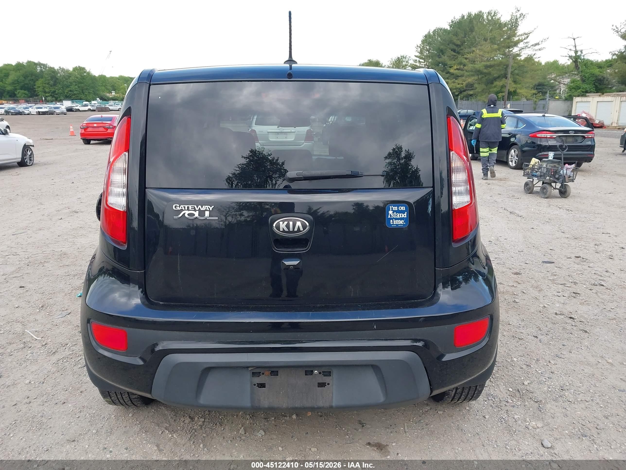 2013 Kia Soul + Black vin: KNDJT2A65D7545327