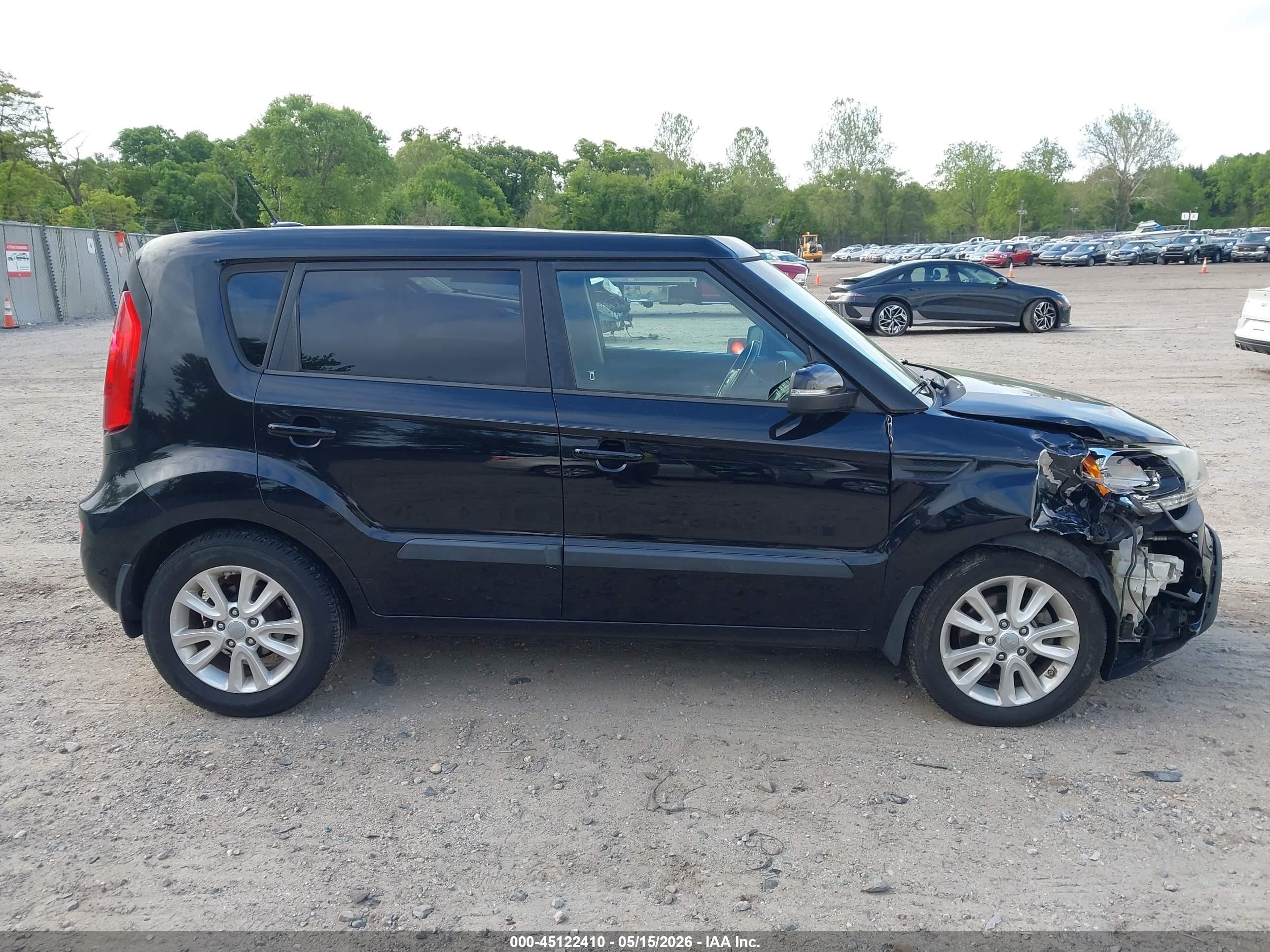 2013 Kia Soul + Black vin: KNDJT2A65D7545327