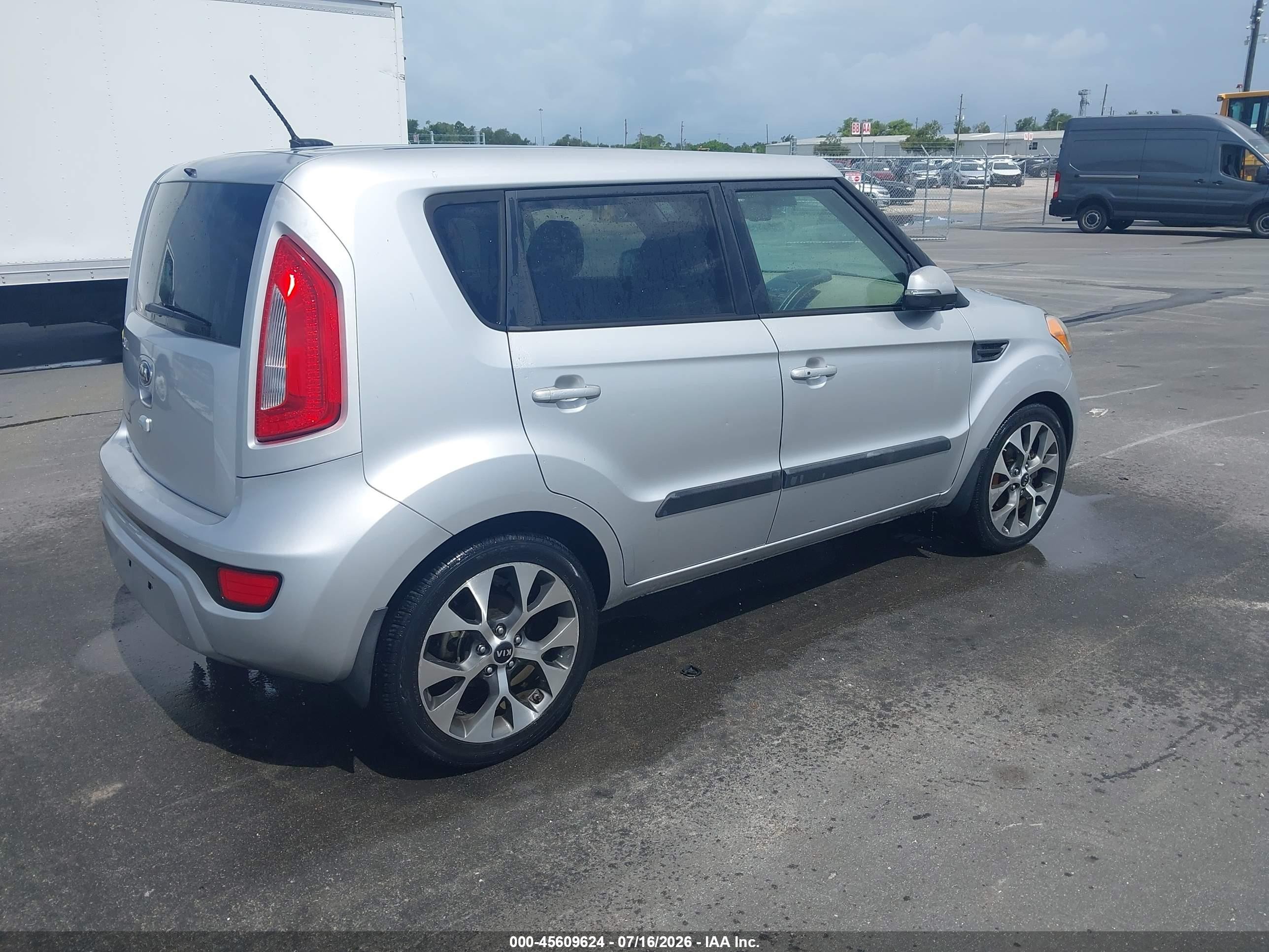 2013 Kia Soul ! Silver vin: KNDJT2A65D7551225
