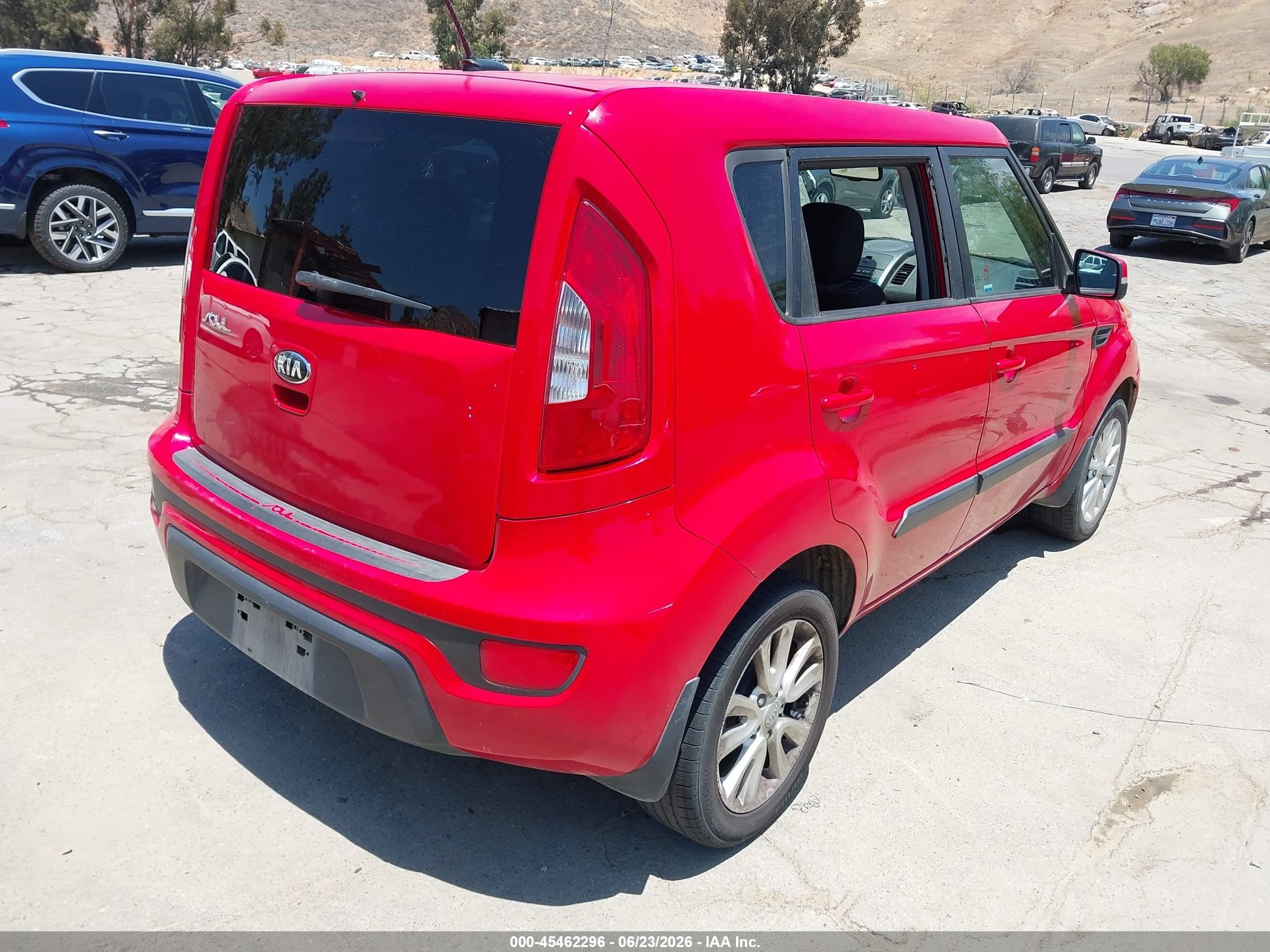 2013 Kia Soul + Red vin: KNDJT2A65D7555825