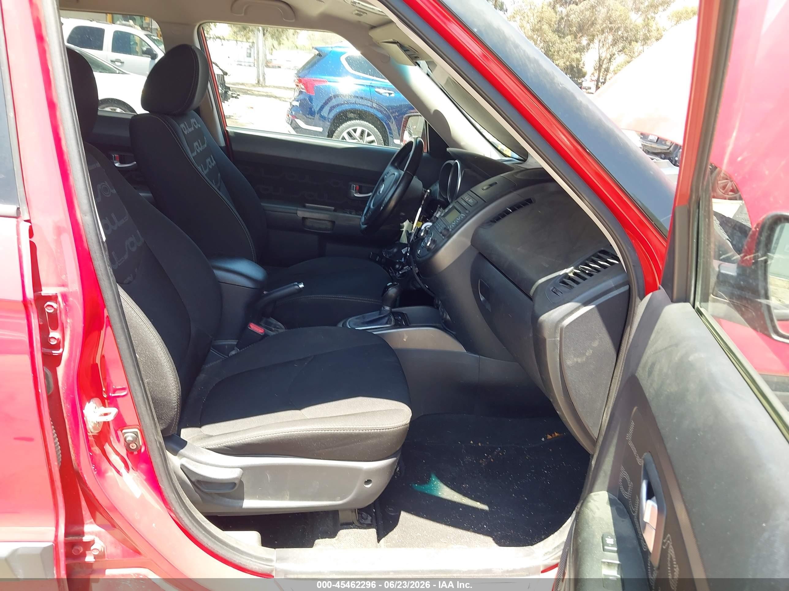 2013 Kia Soul + Red vin: KNDJT2A65D7555825