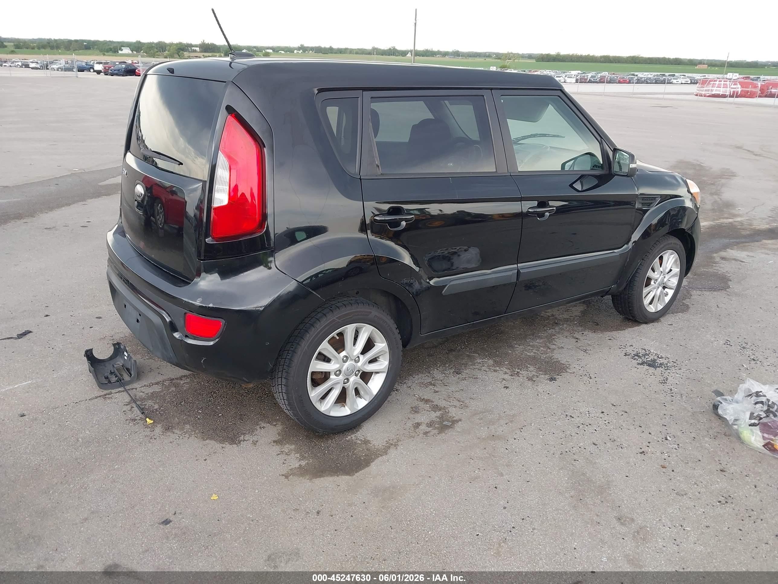 2013 Kia Soul + Black vin: KNDJT2A65D7608703