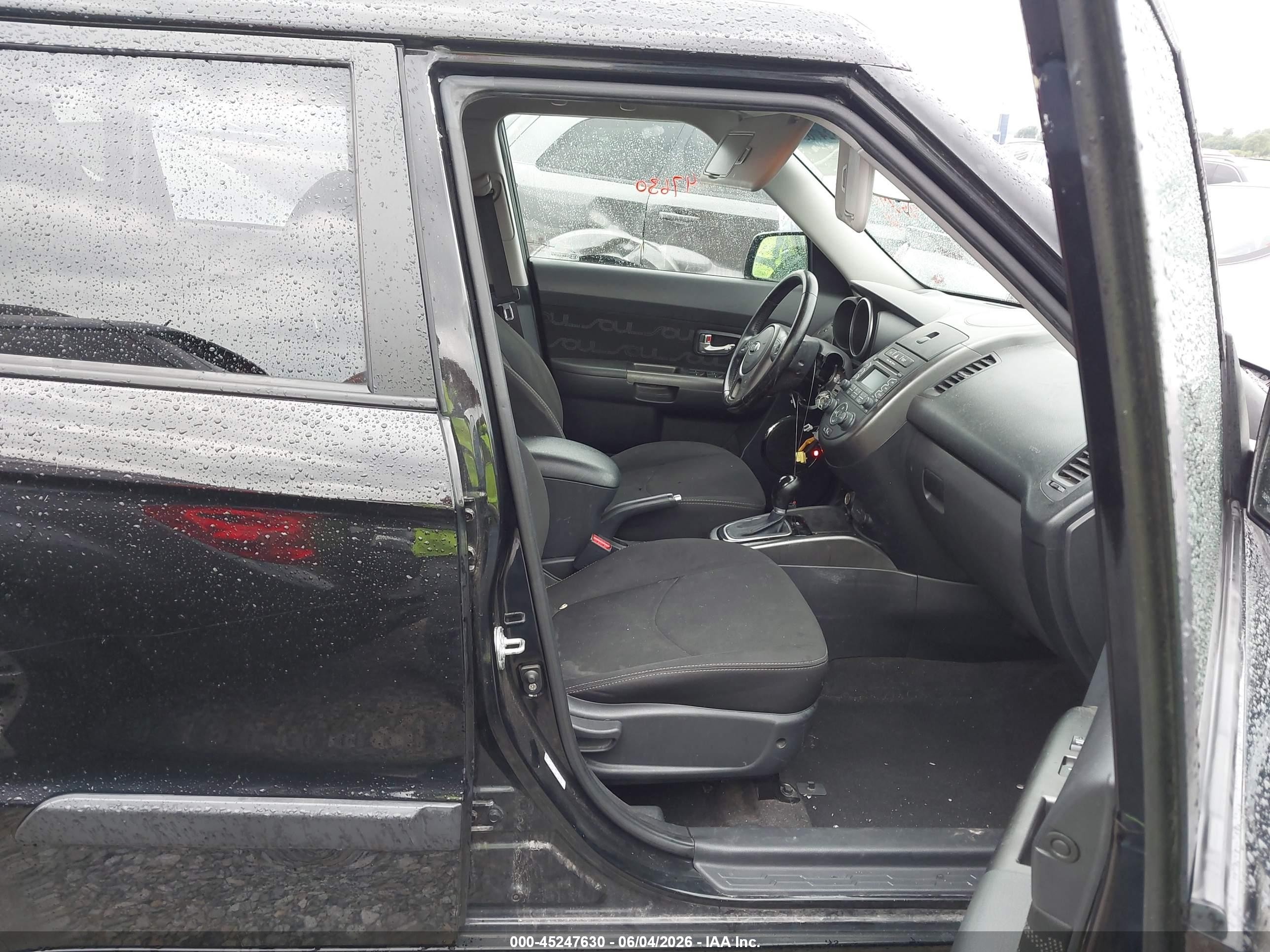 2013 Kia Soul + Black vin: KNDJT2A65D7608703