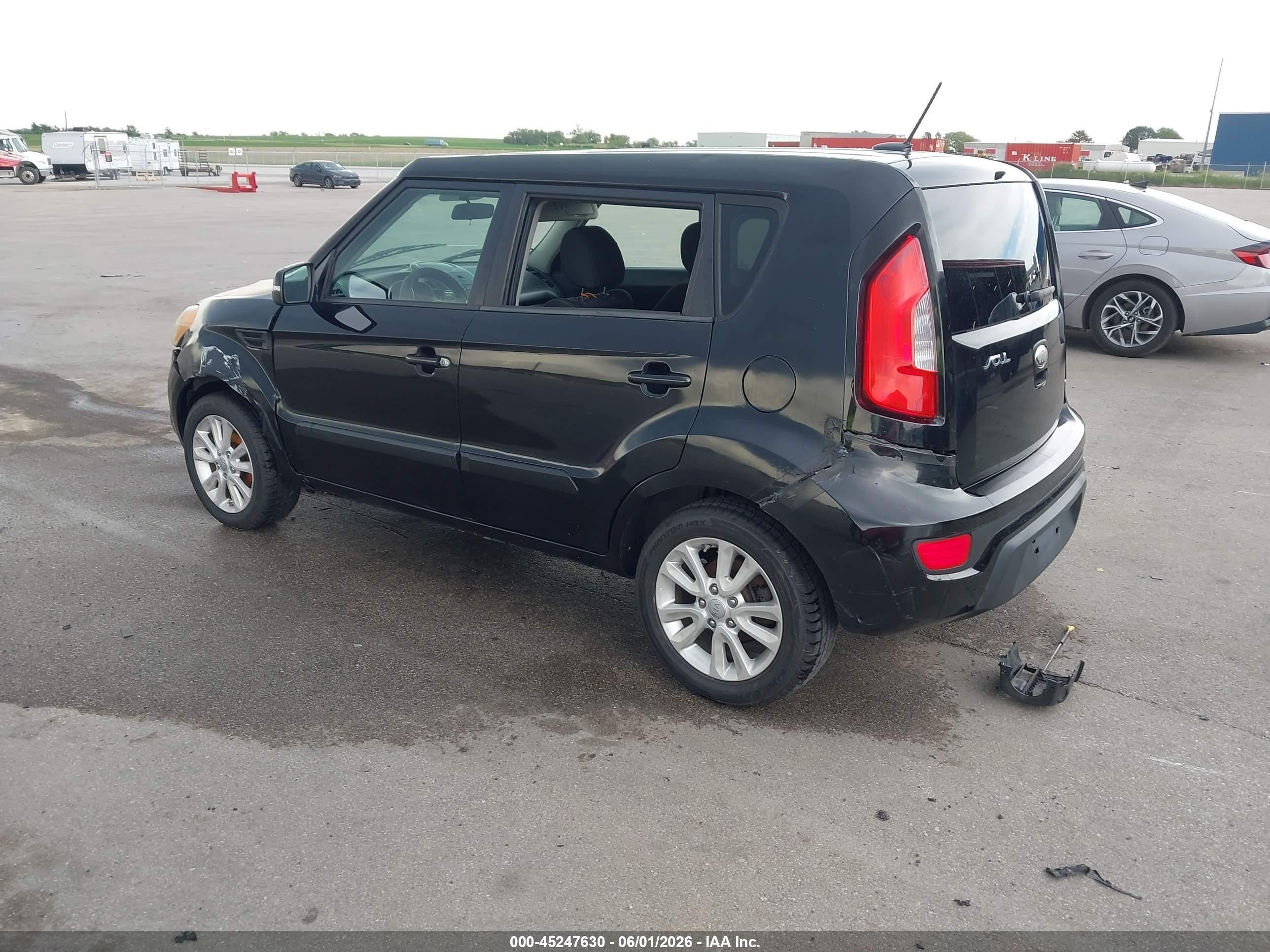 2013 Kia Soul + Black vin: KNDJT2A65D7608703