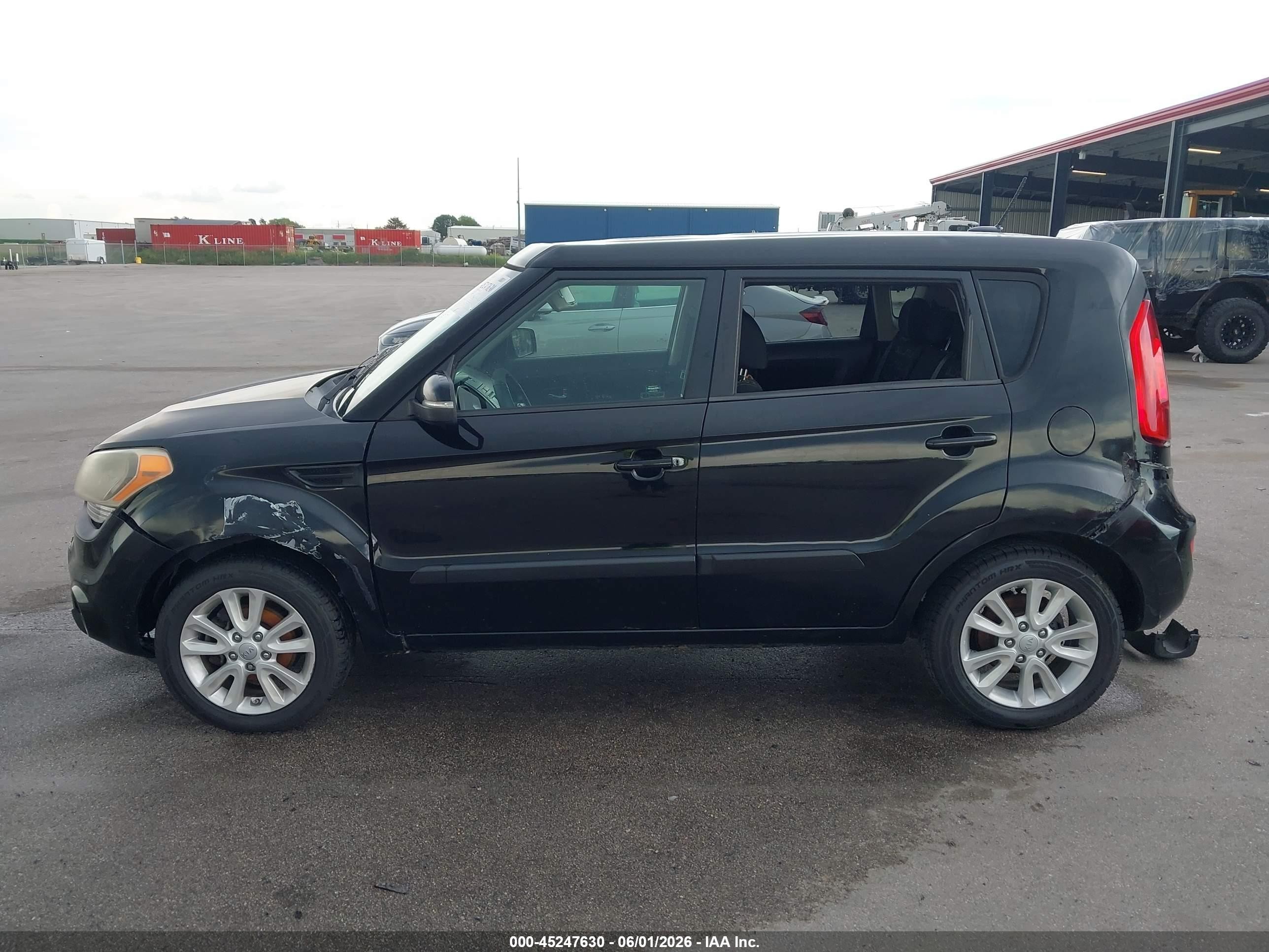 2013 Kia Soul + Black vin: KNDJT2A65D7608703