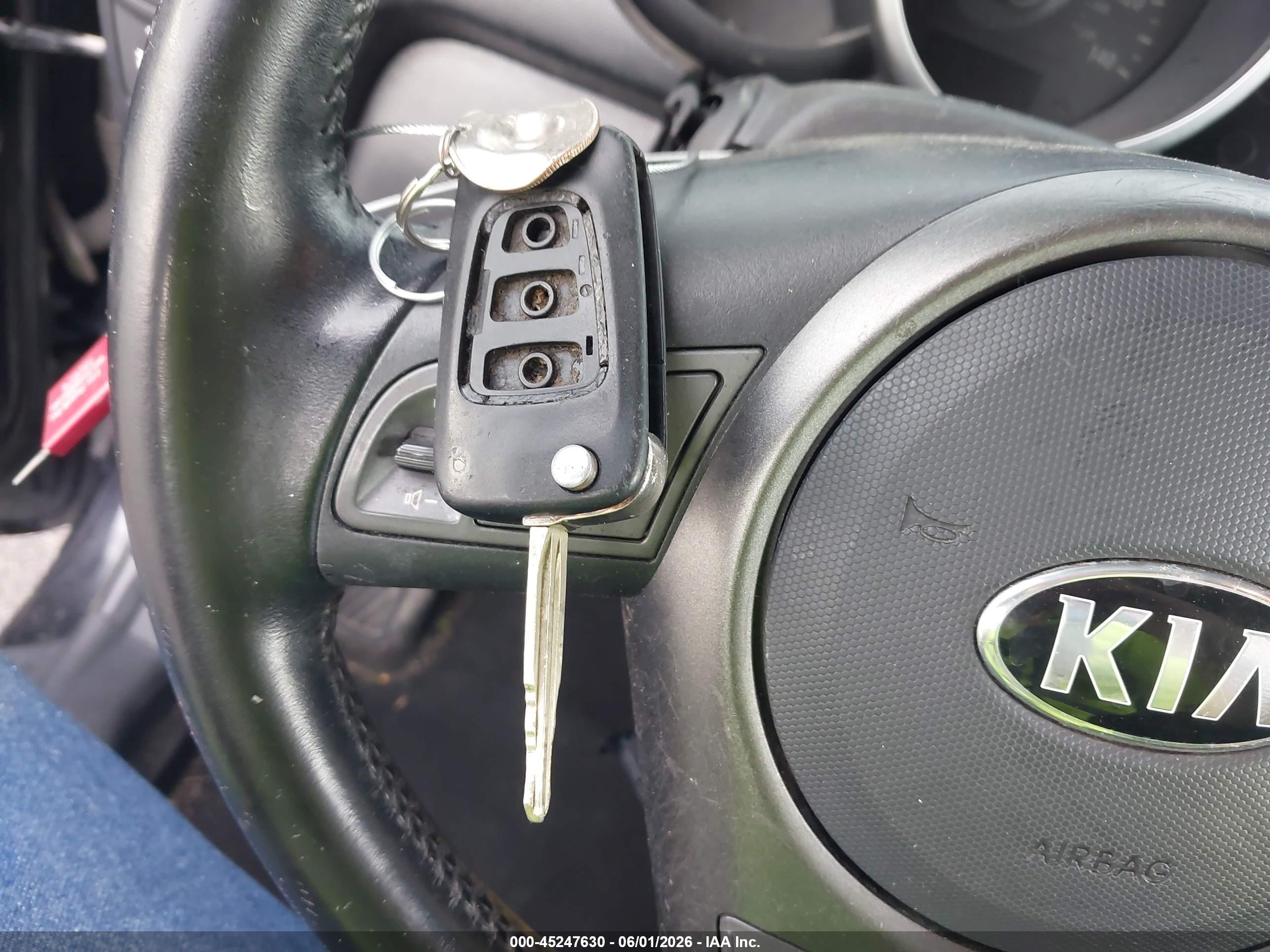 2013 Kia Soul + Black vin: KNDJT2A65D7608703