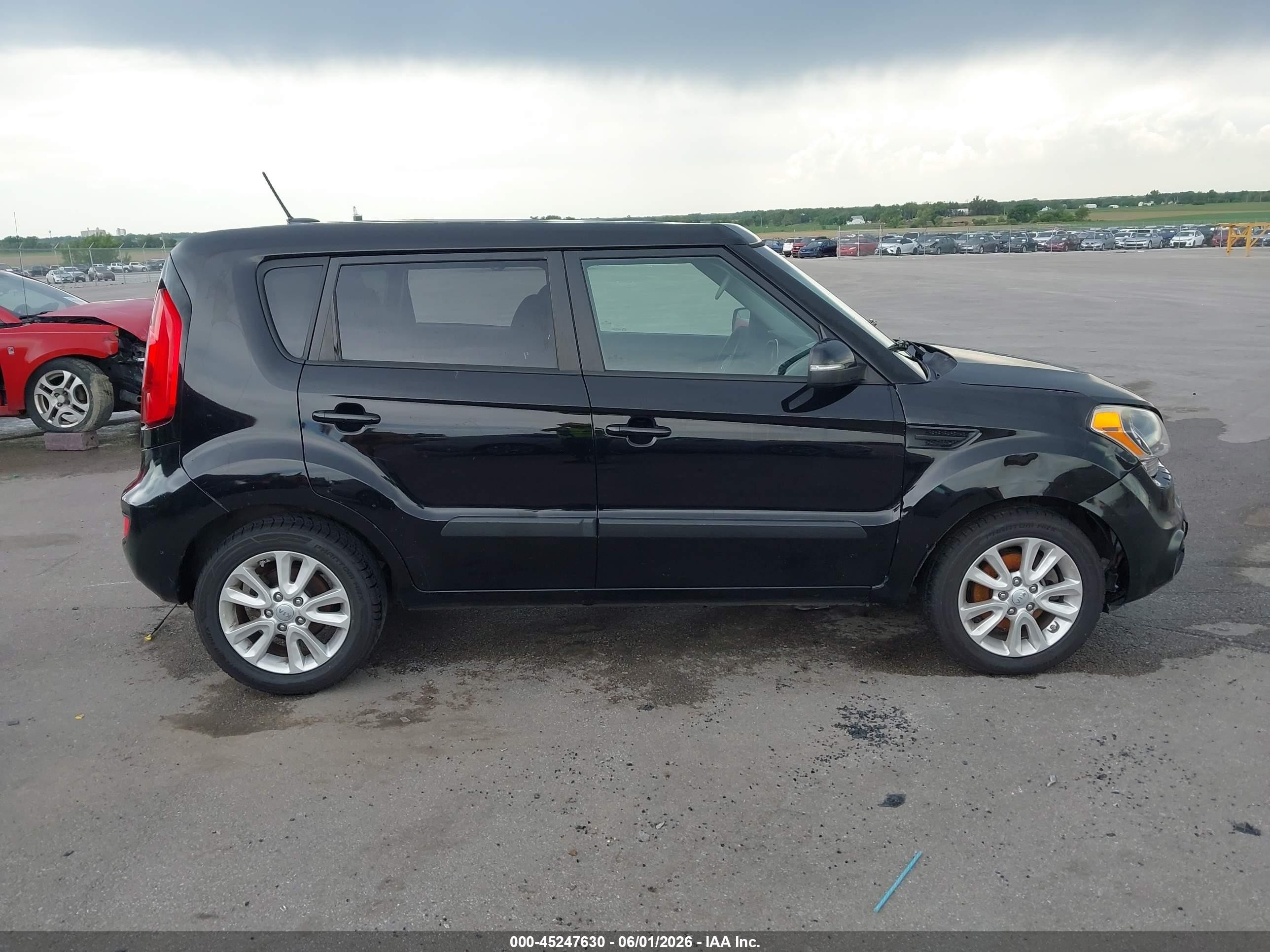 2013 Kia Soul + Black vin: KNDJT2A65D7608703