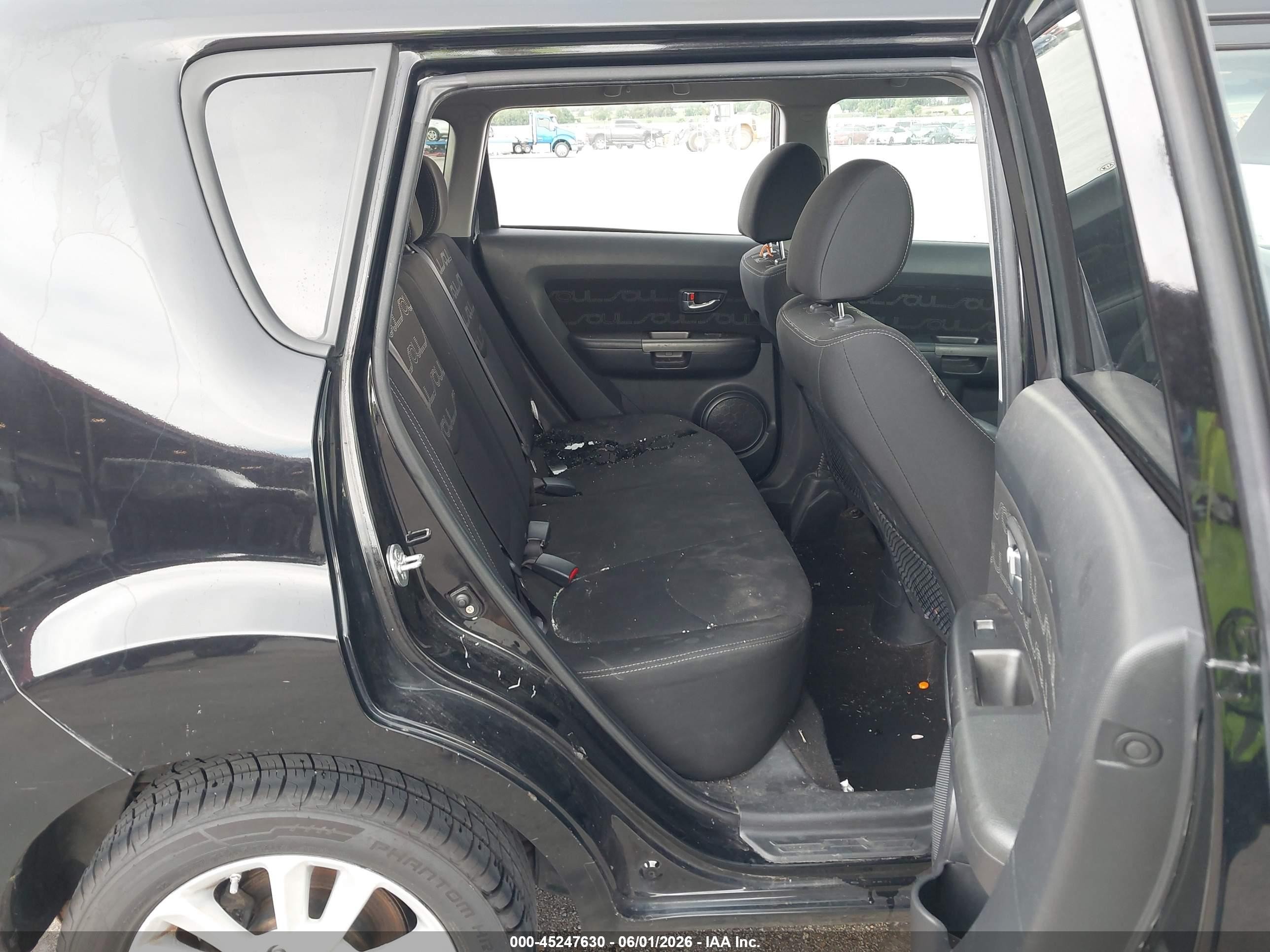 2013 Kia Soul + Black vin: KNDJT2A65D7608703