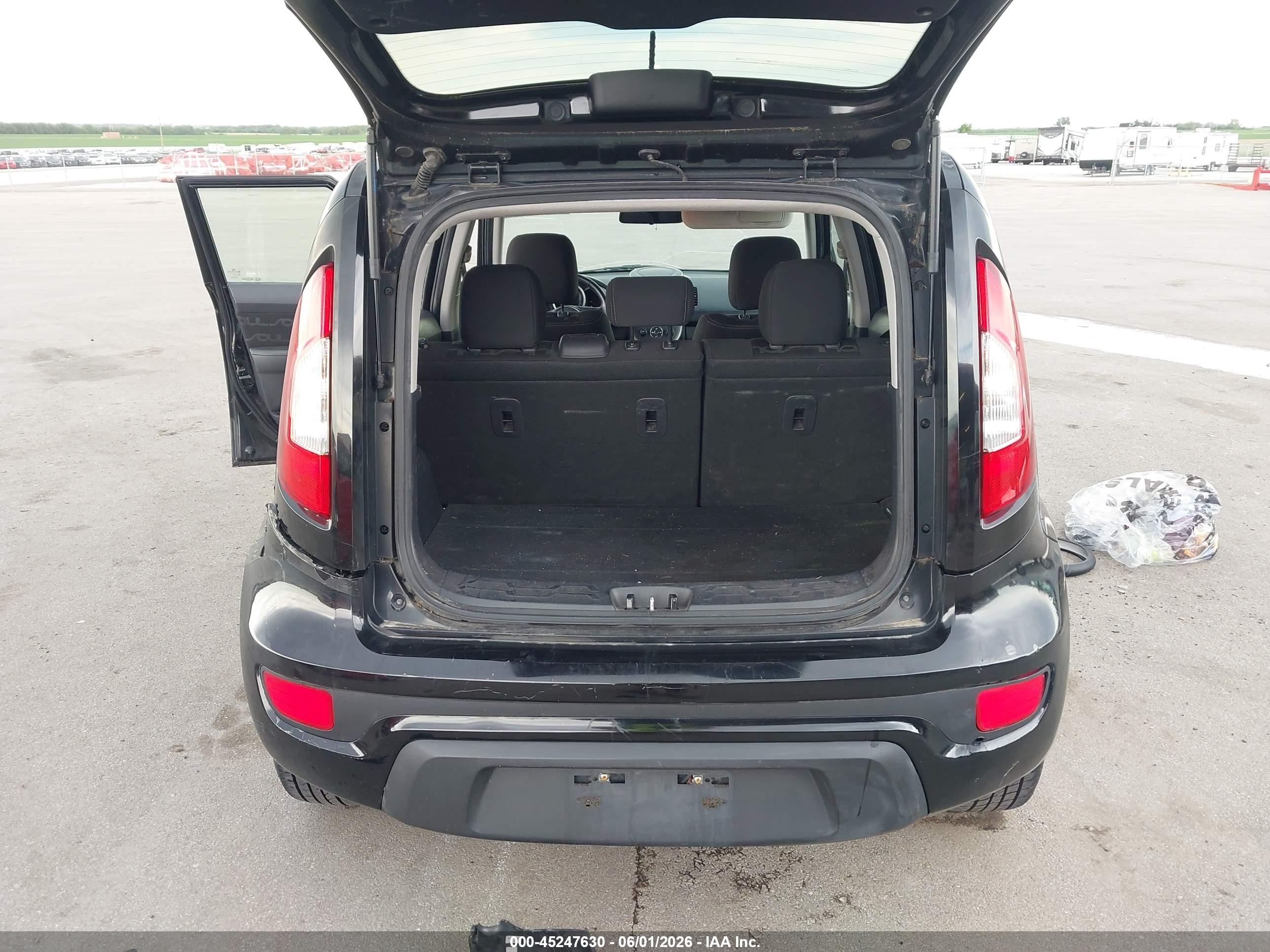 2013 Kia Soul + Black vin: KNDJT2A65D7608703
