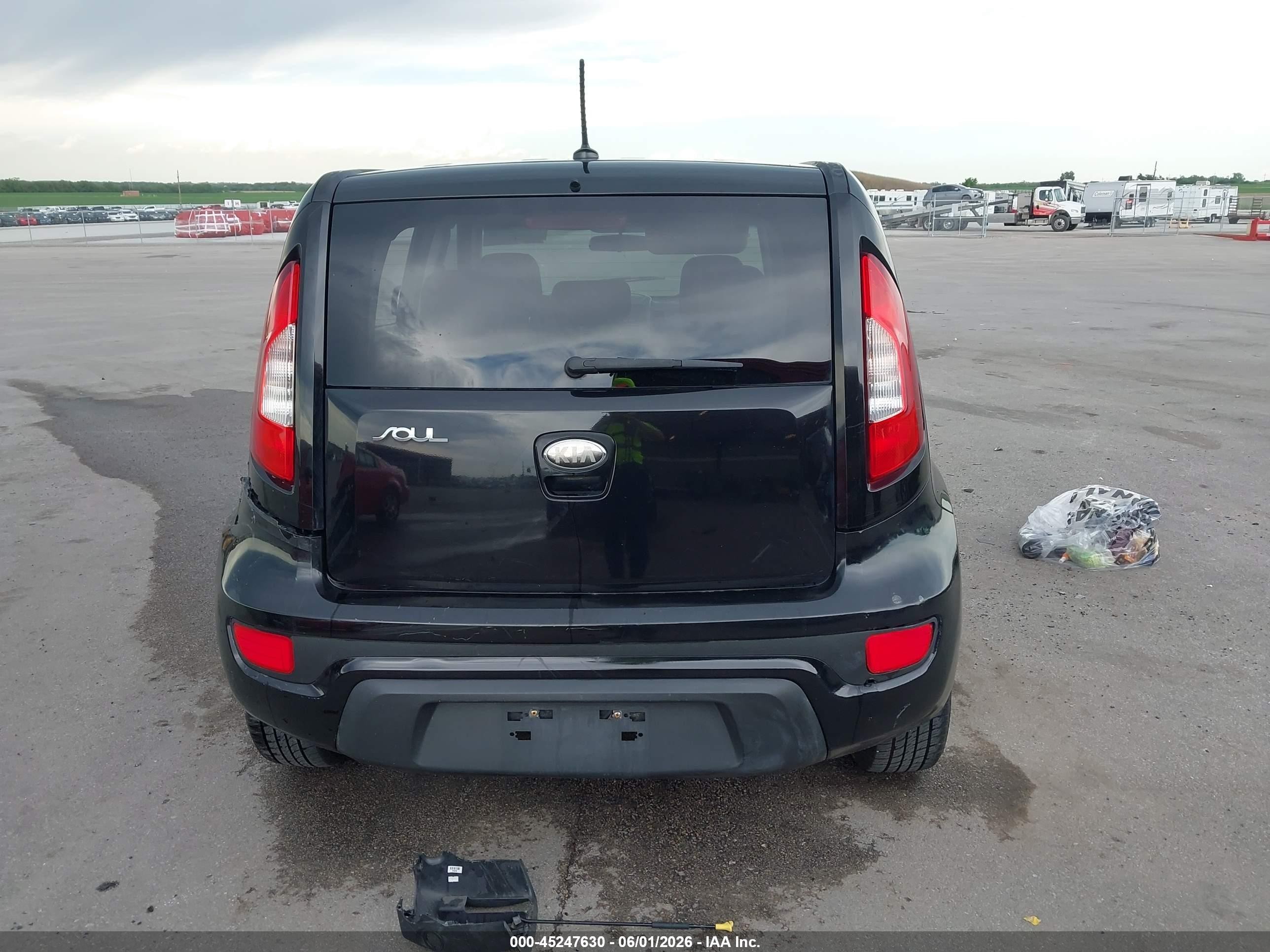 2013 Kia Soul + Black vin: KNDJT2A65D7608703