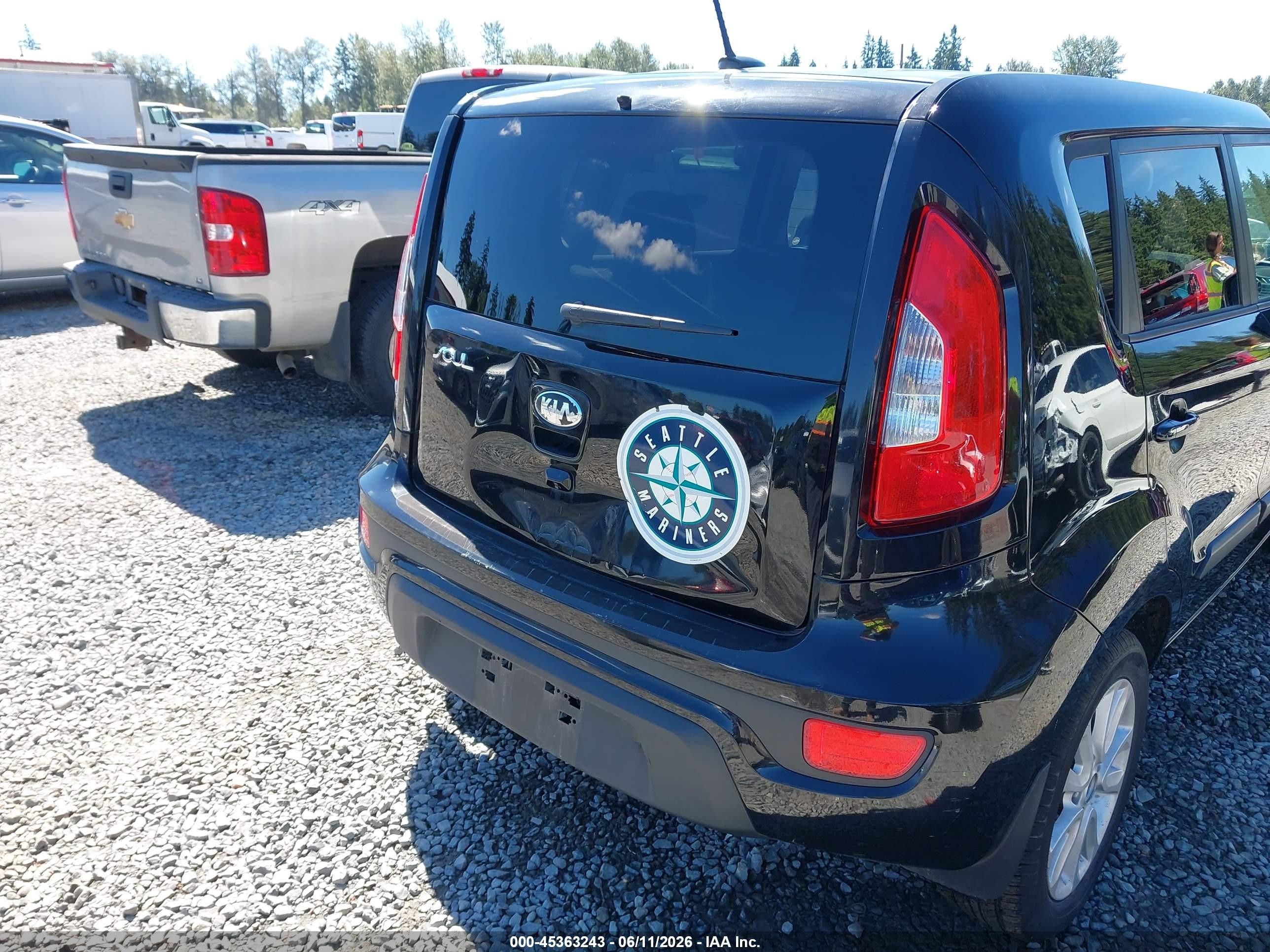 2013 Kia Soul + Black vin: KNDJT2A65D7625890