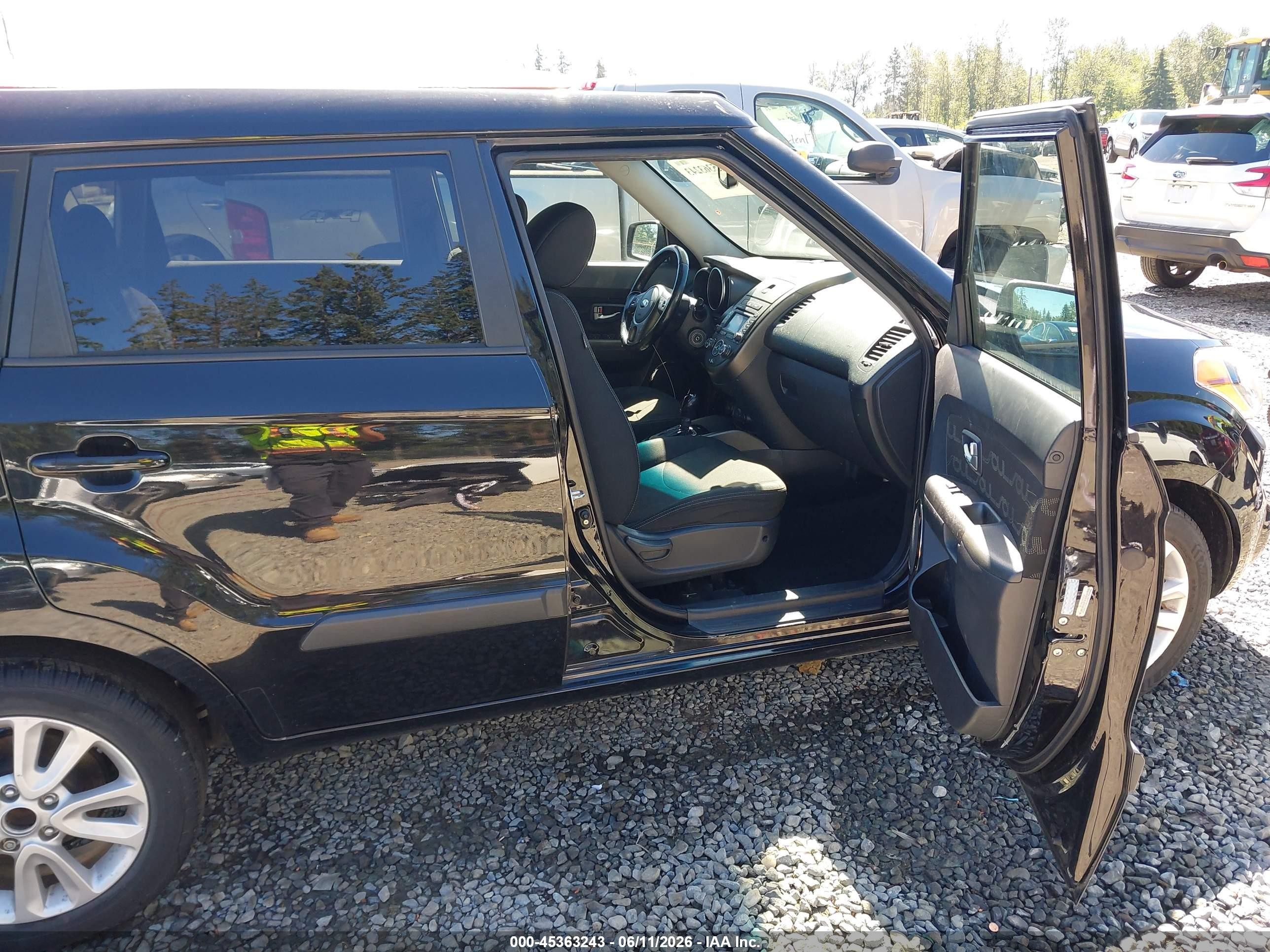 2013 Kia Soul + Black vin: KNDJT2A65D7625890