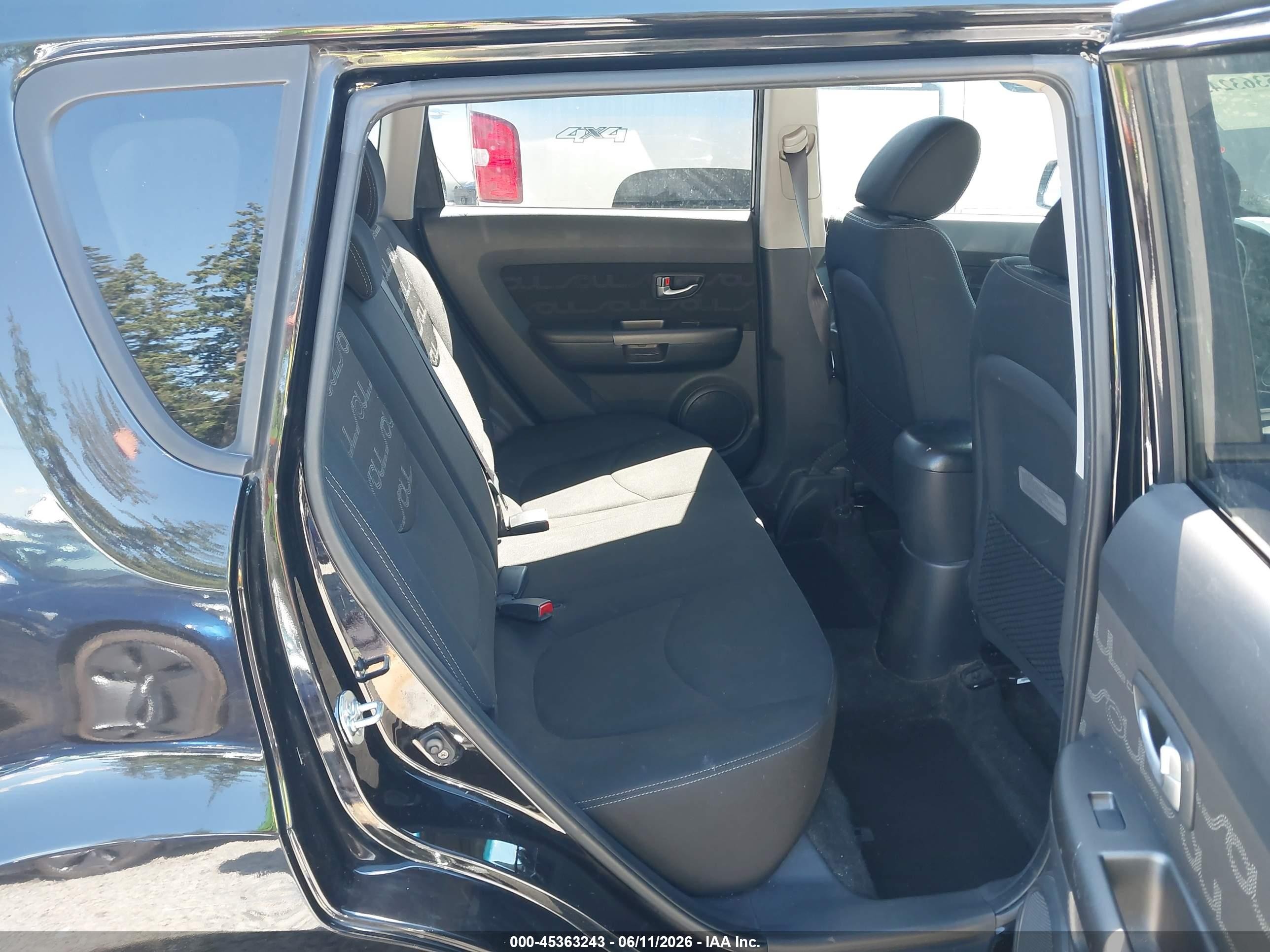 2013 Kia Soul + Black vin: KNDJT2A65D7625890