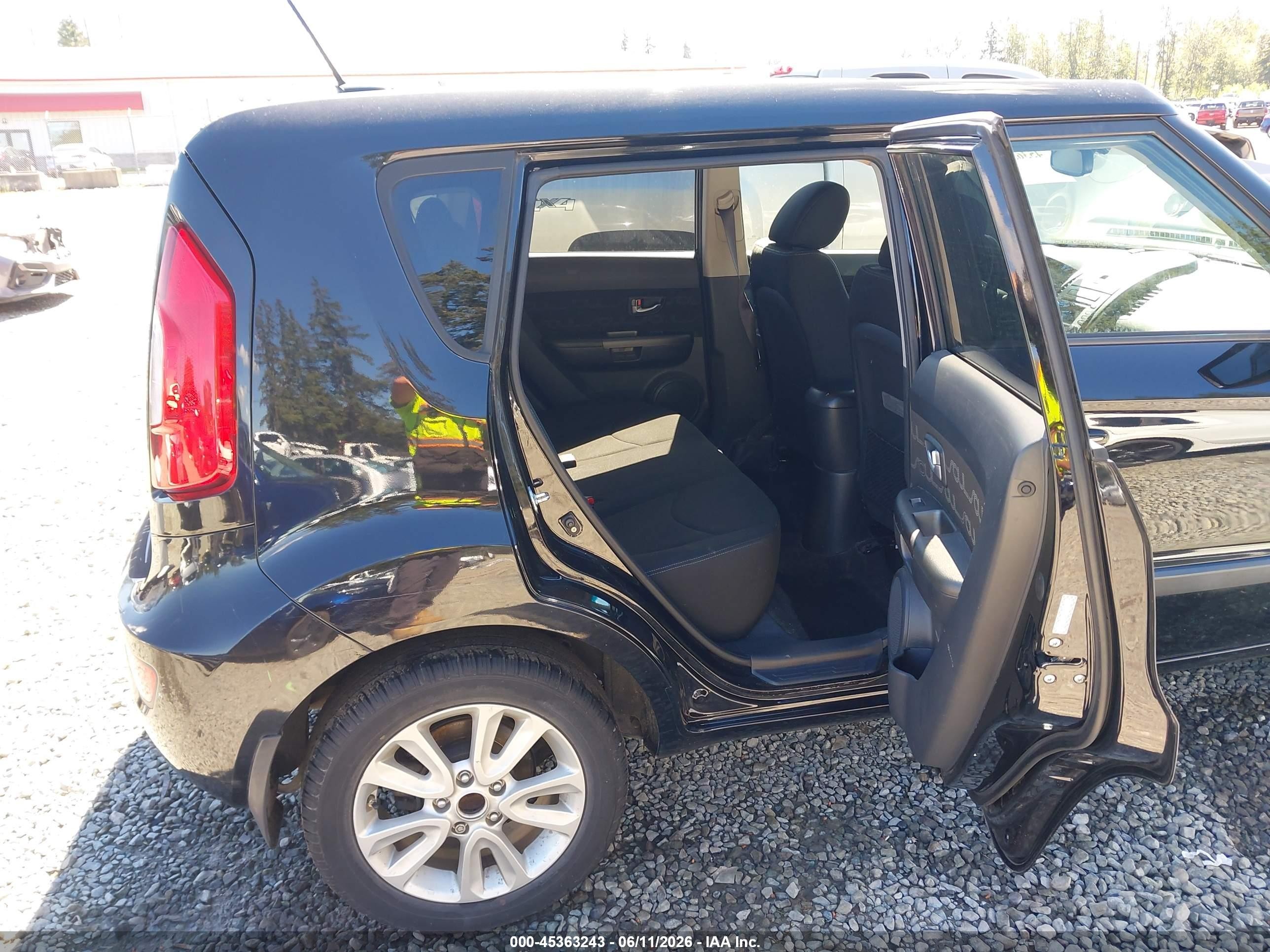 2013 Kia Soul + Black vin: KNDJT2A65D7625890